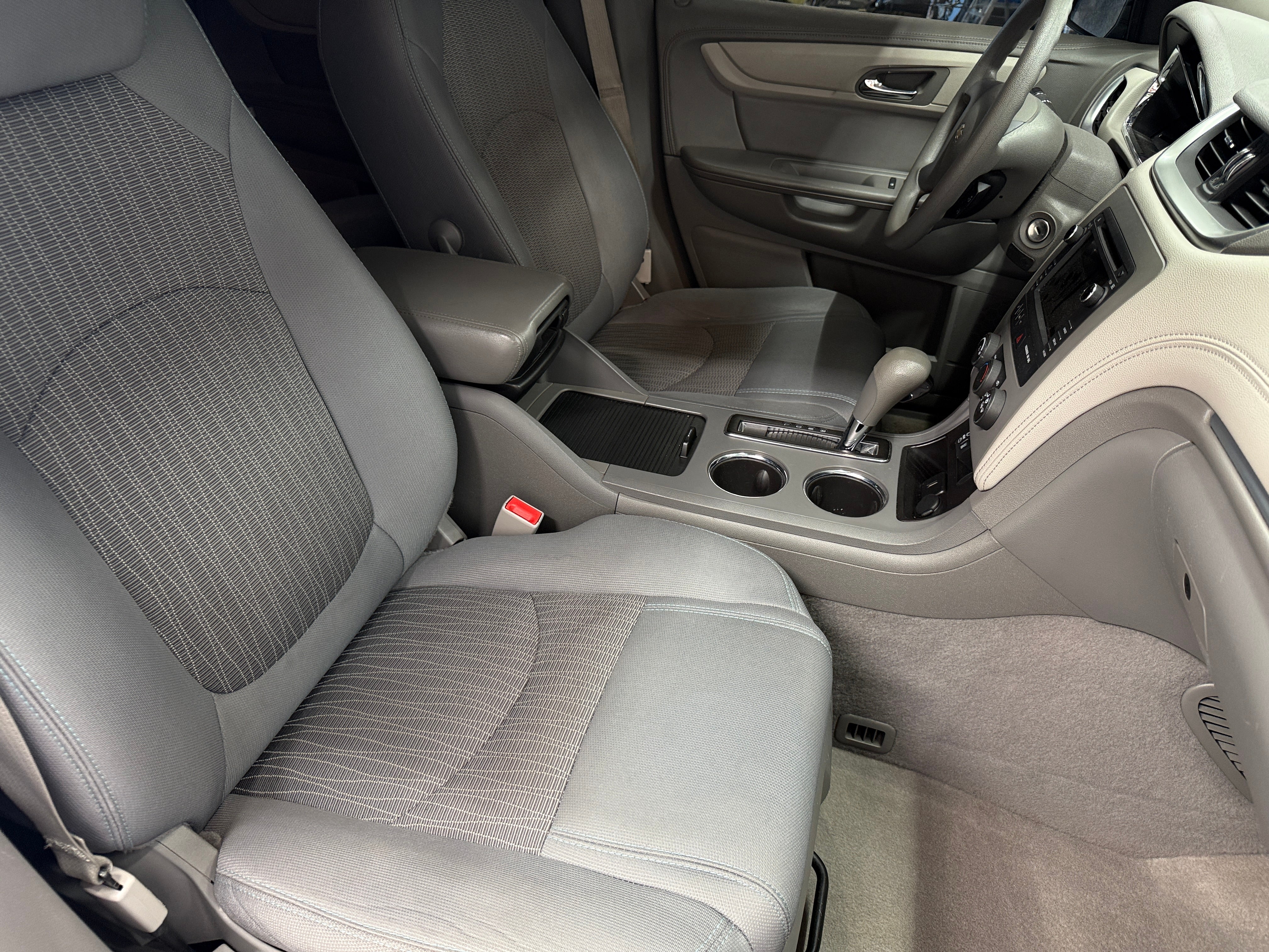 2017 Chevrolet Traverse LS 2