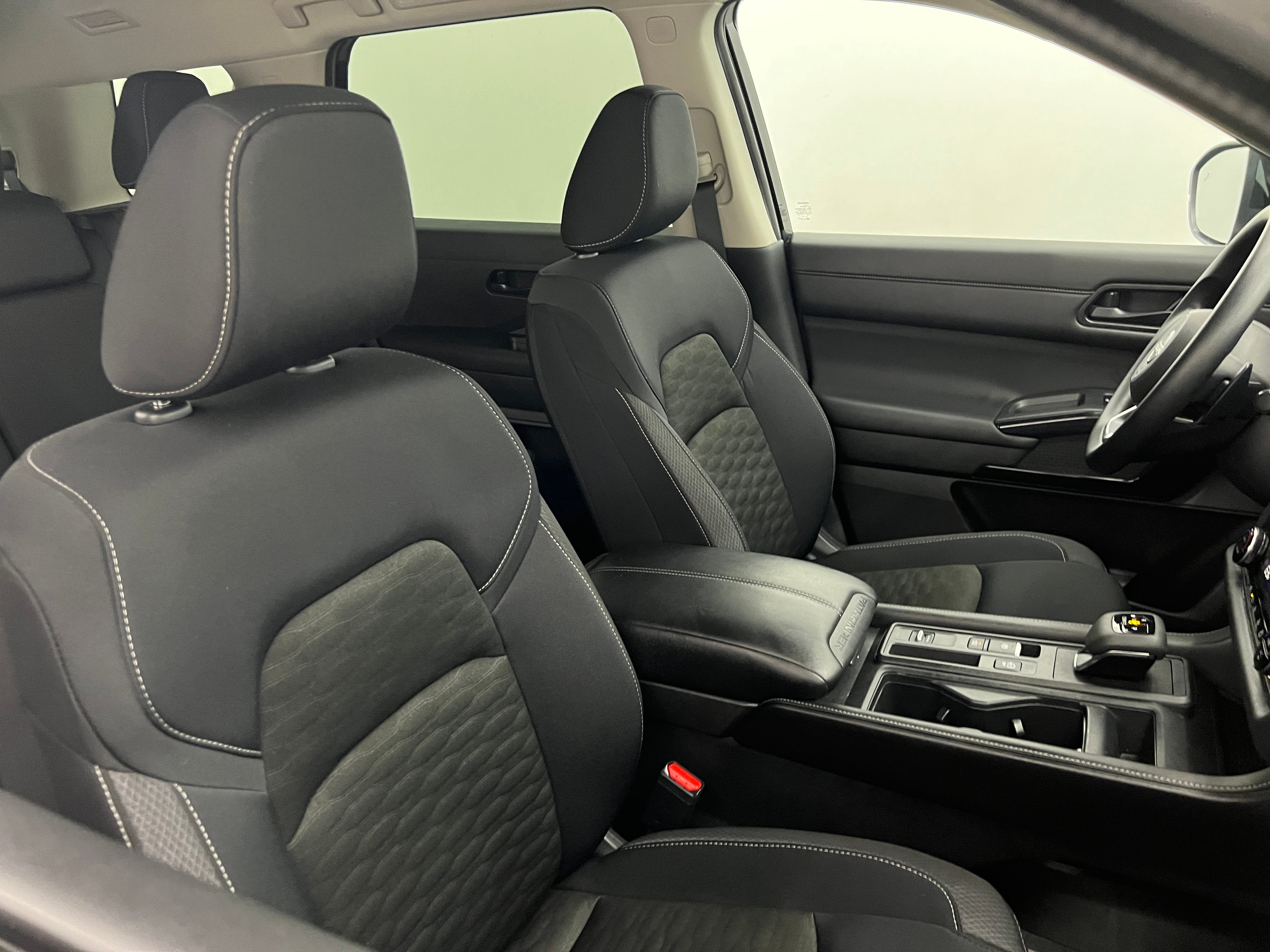 2024 Nissan Pathfinder S 2