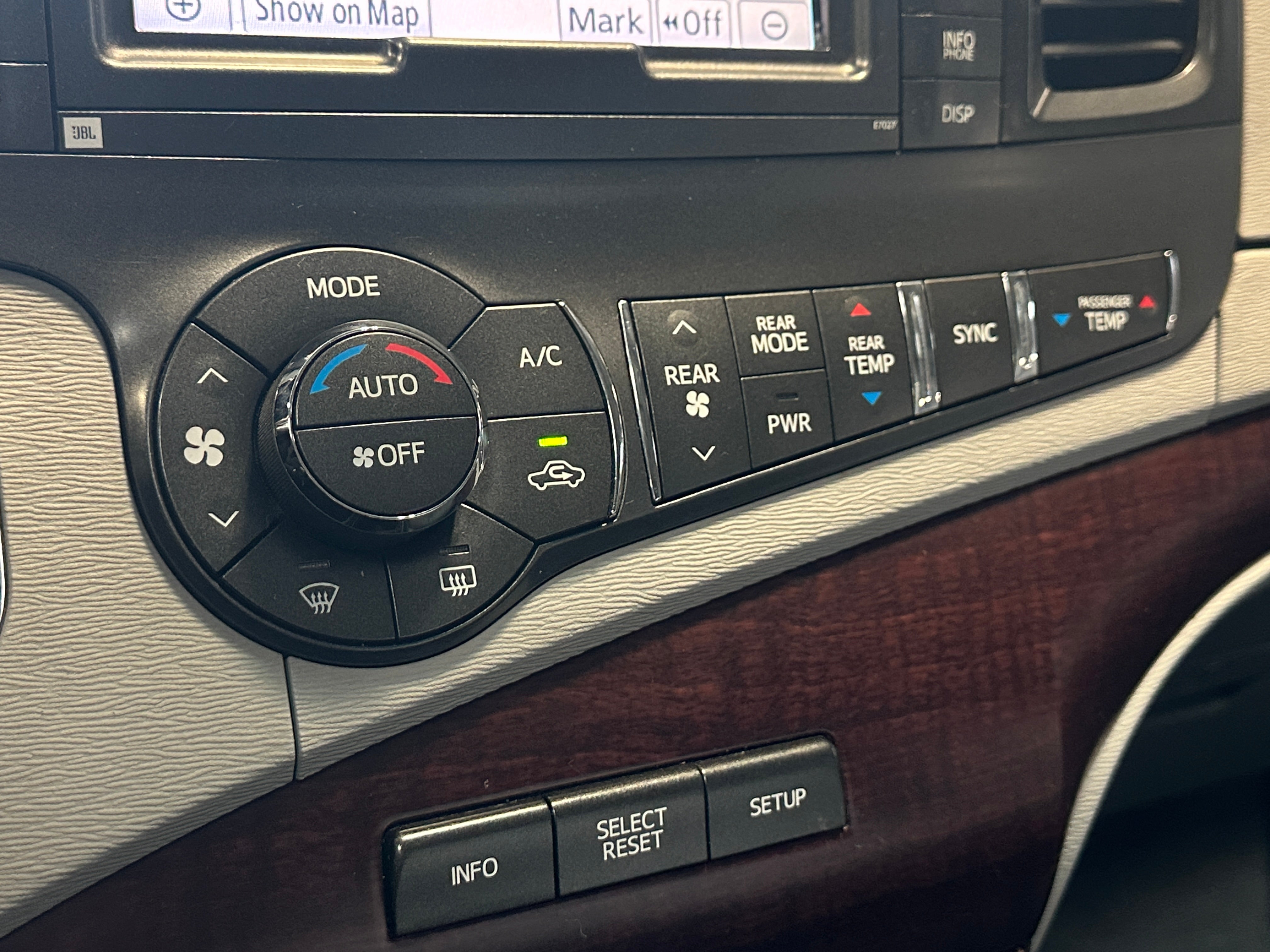 2011 Toyota Sienna XLE 3