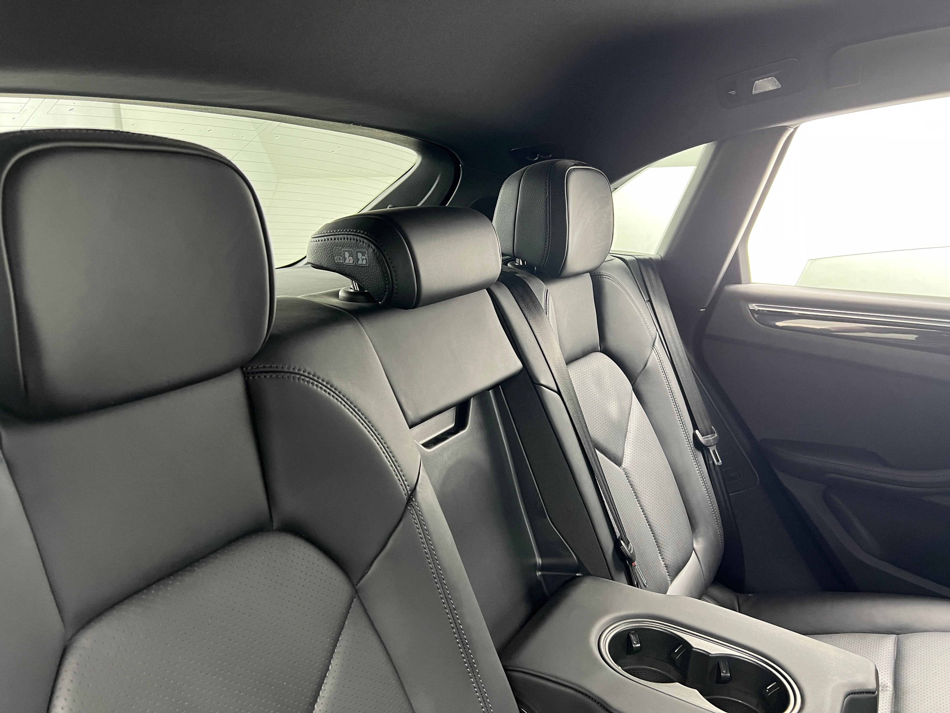 2022 Porsche Macan Base 6