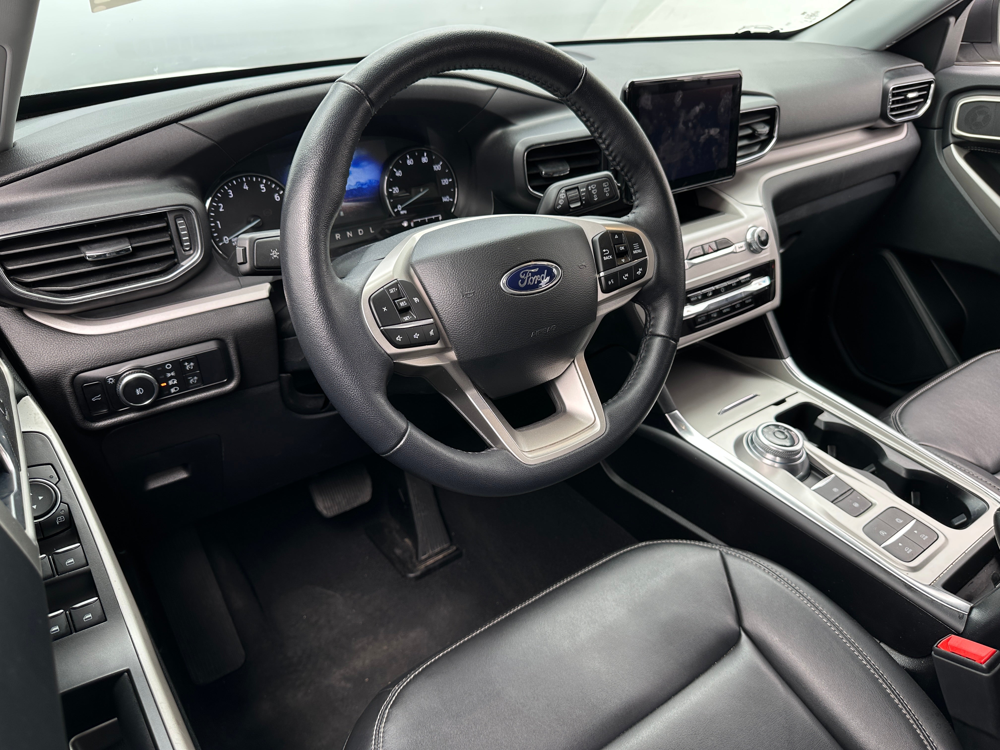 2023 Ford Explorer XLT 2