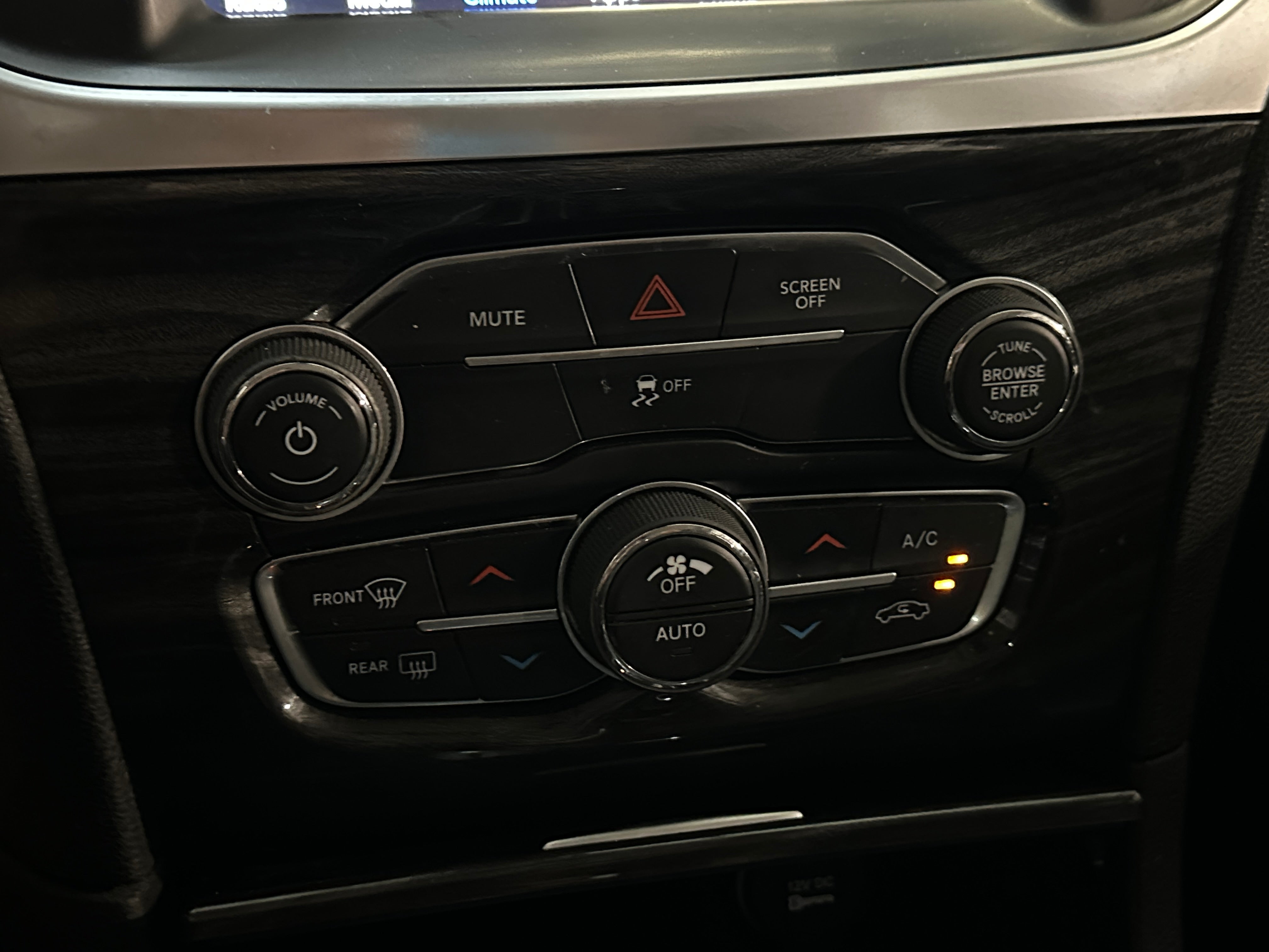 2019 Chrysler 300 Touring 4