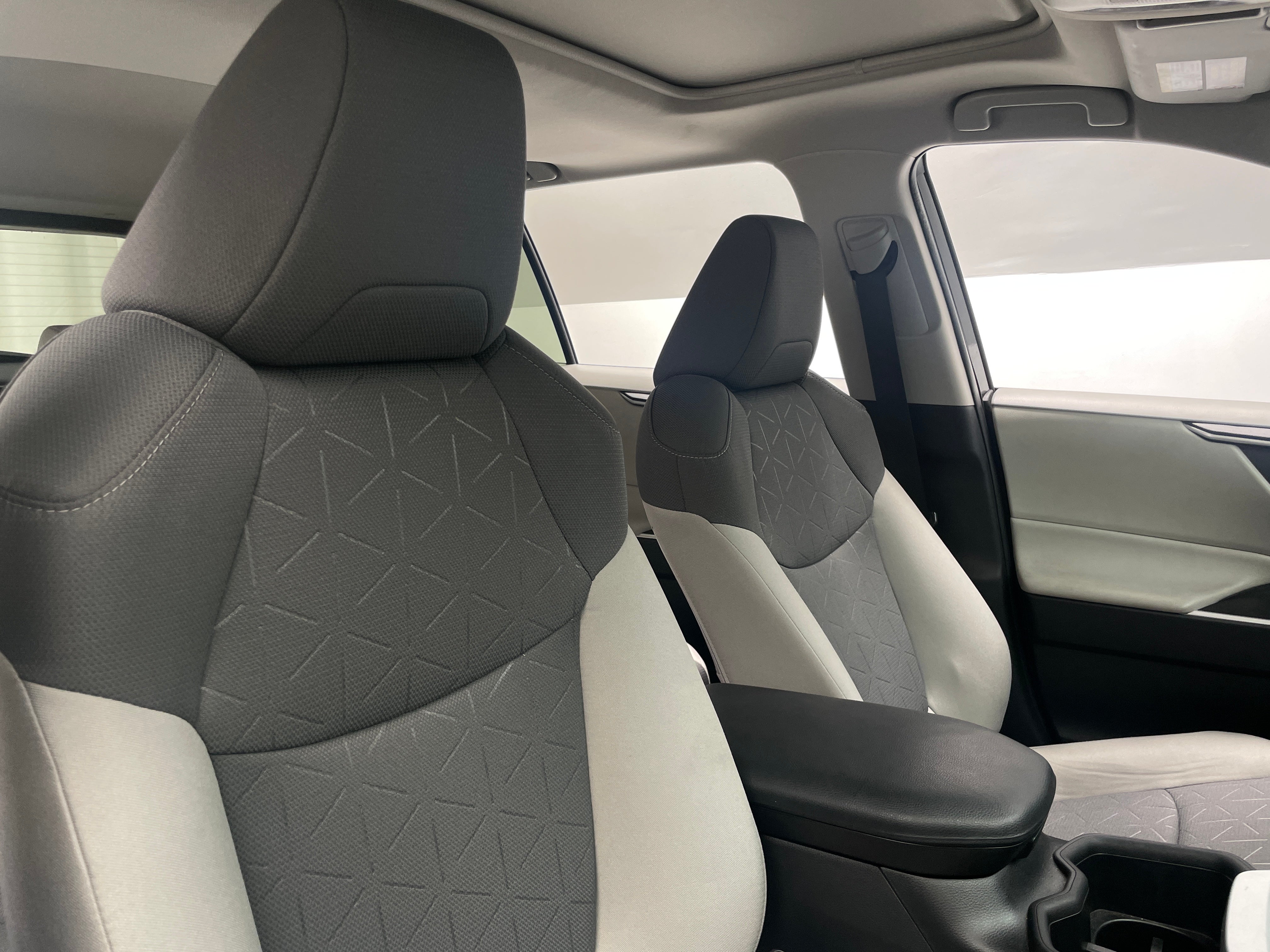 2022 Toyota RAV4 XLE 2