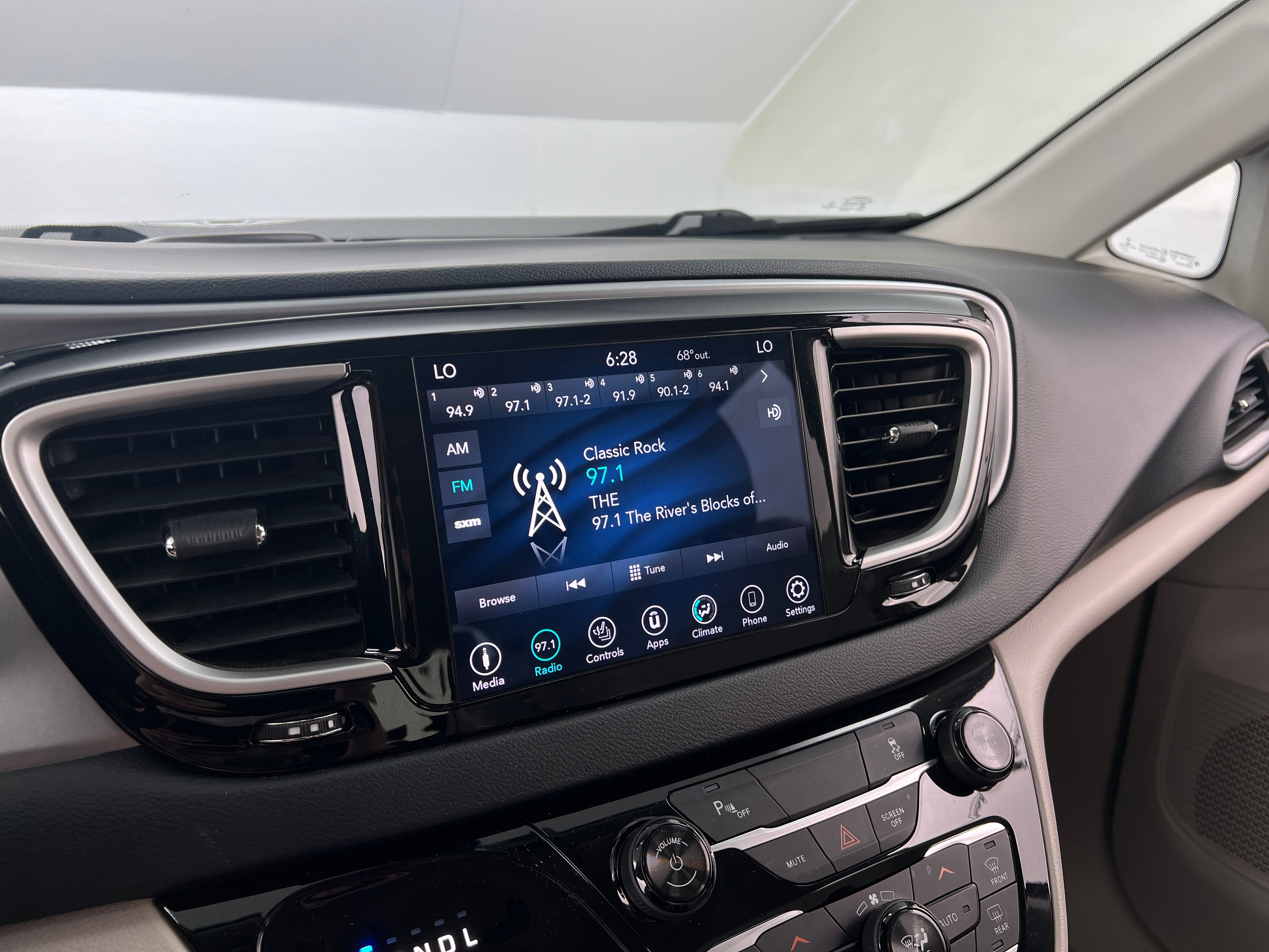 2018 Chrysler Pacifica Hybrid Touring L 3