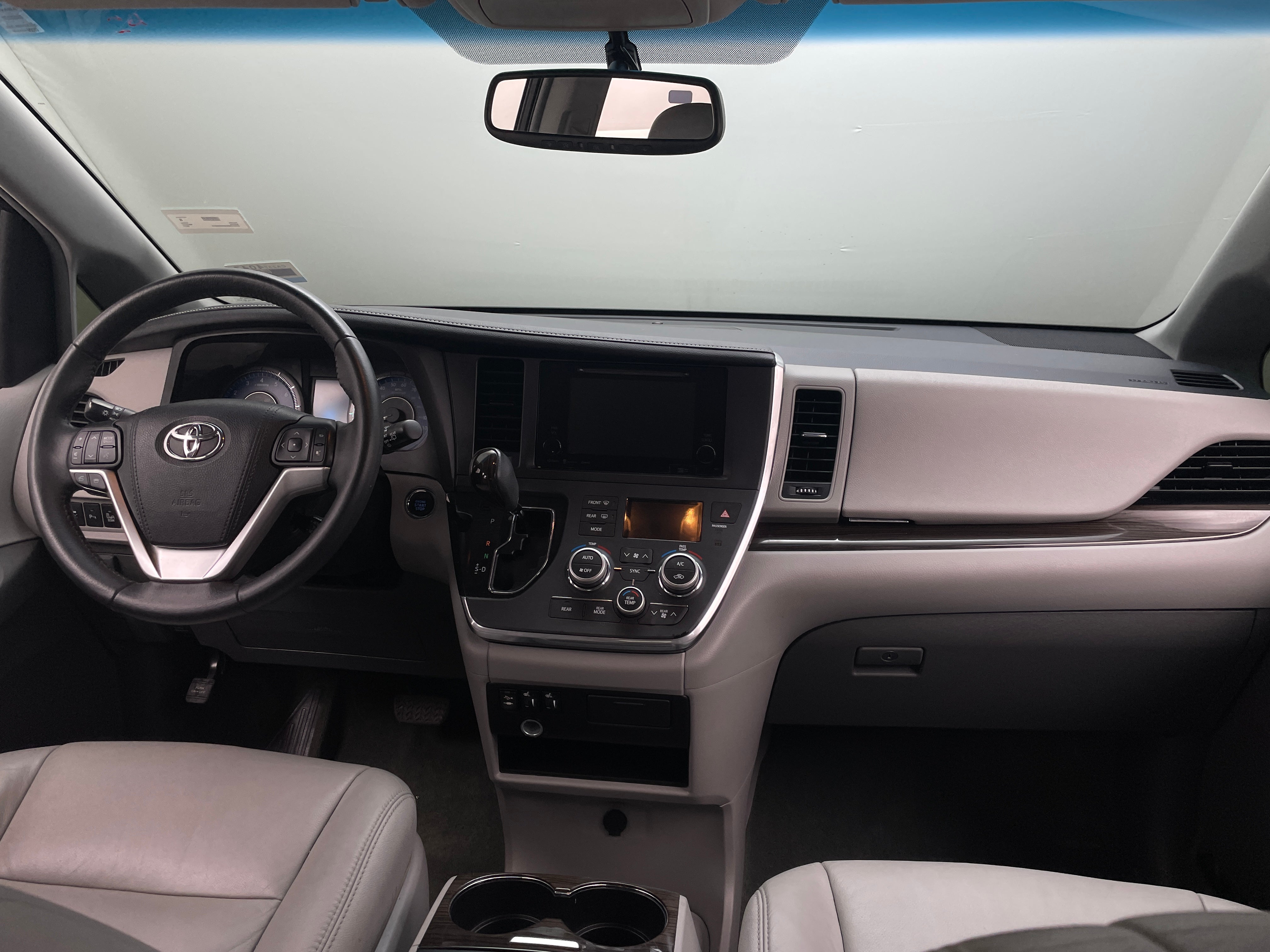 2017 Toyota Sienna XLE 2