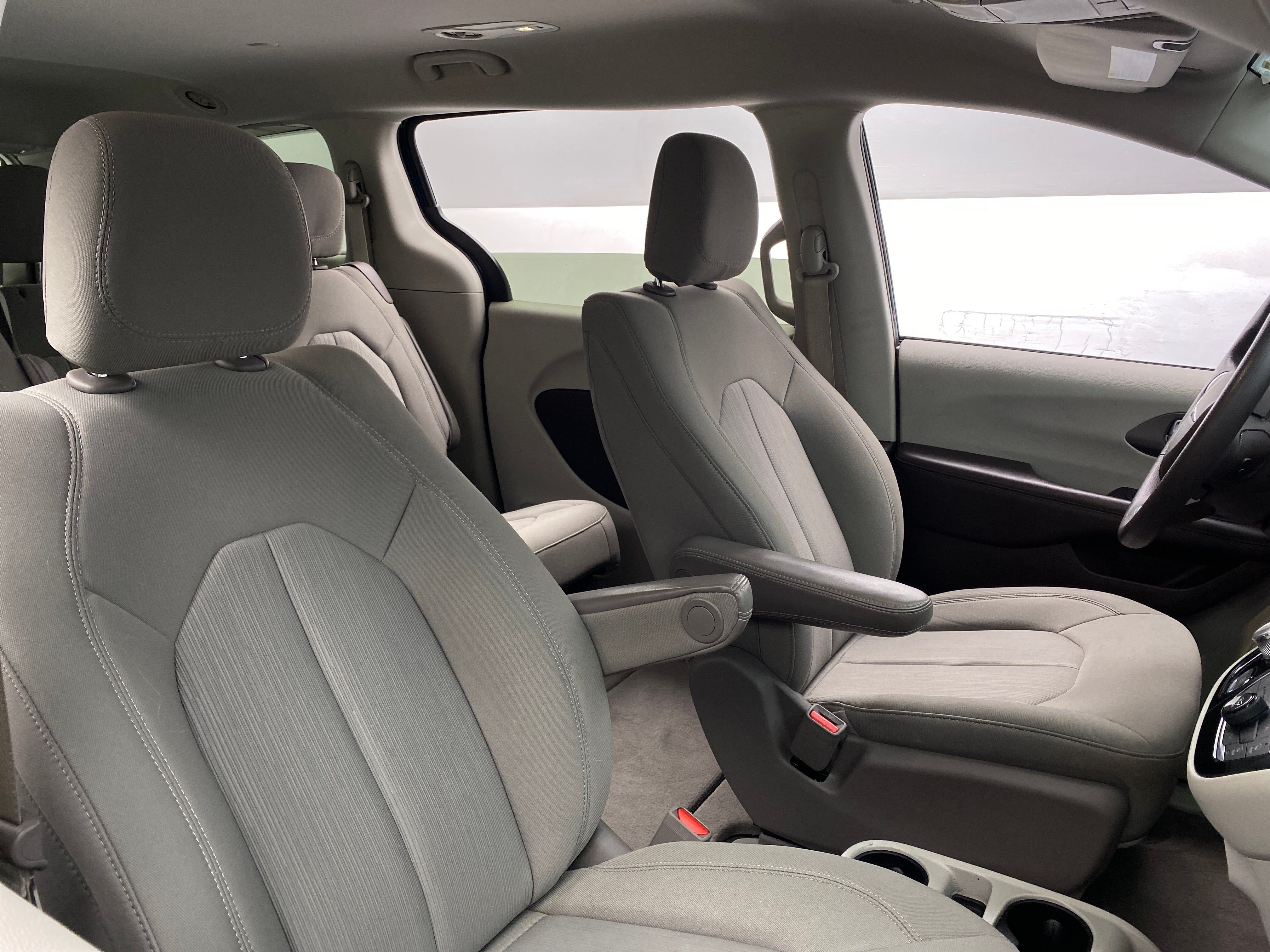 2020 Chrysler Voyager LX 2
