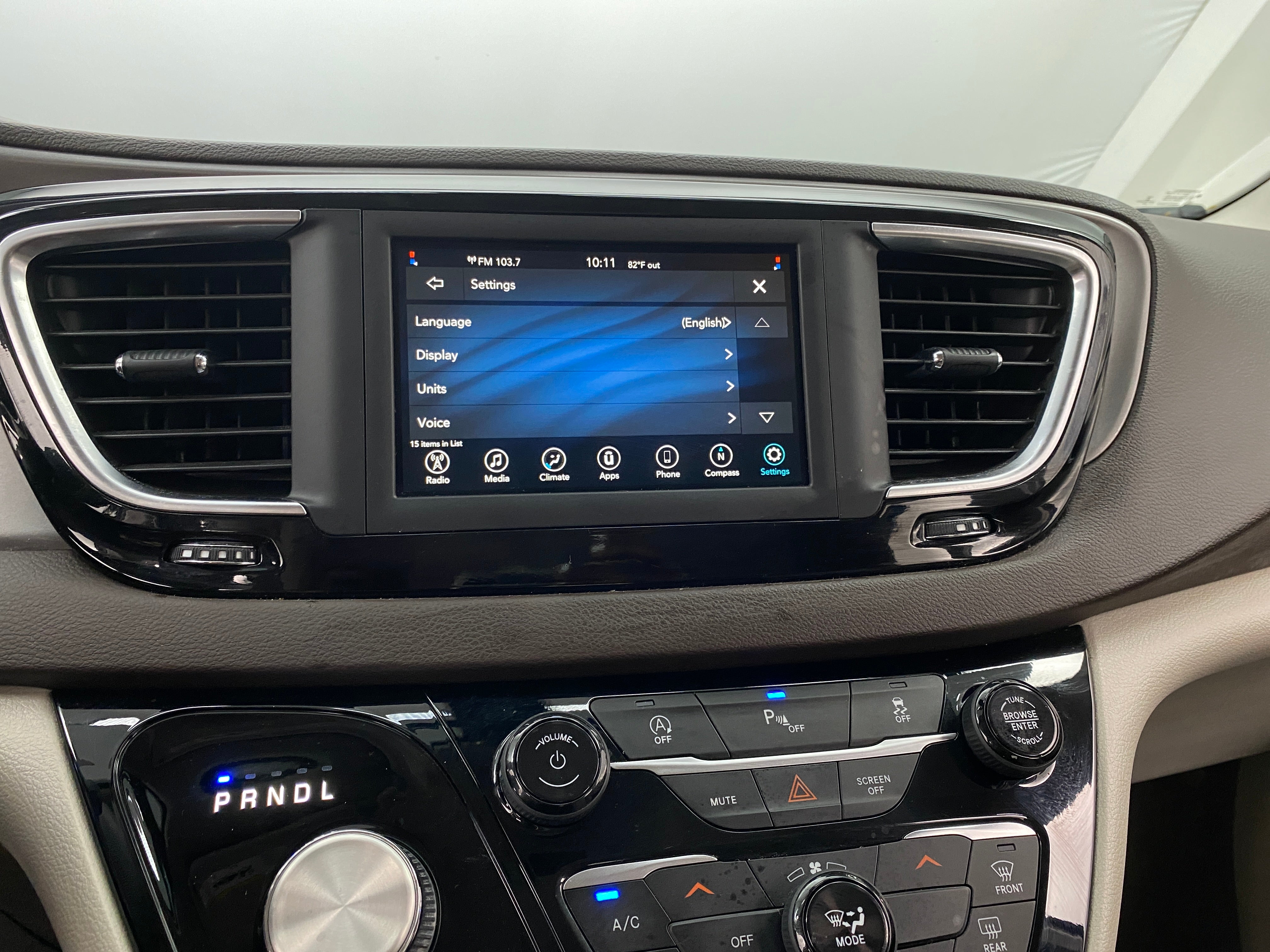 2020 Chrysler Voyager LX 4