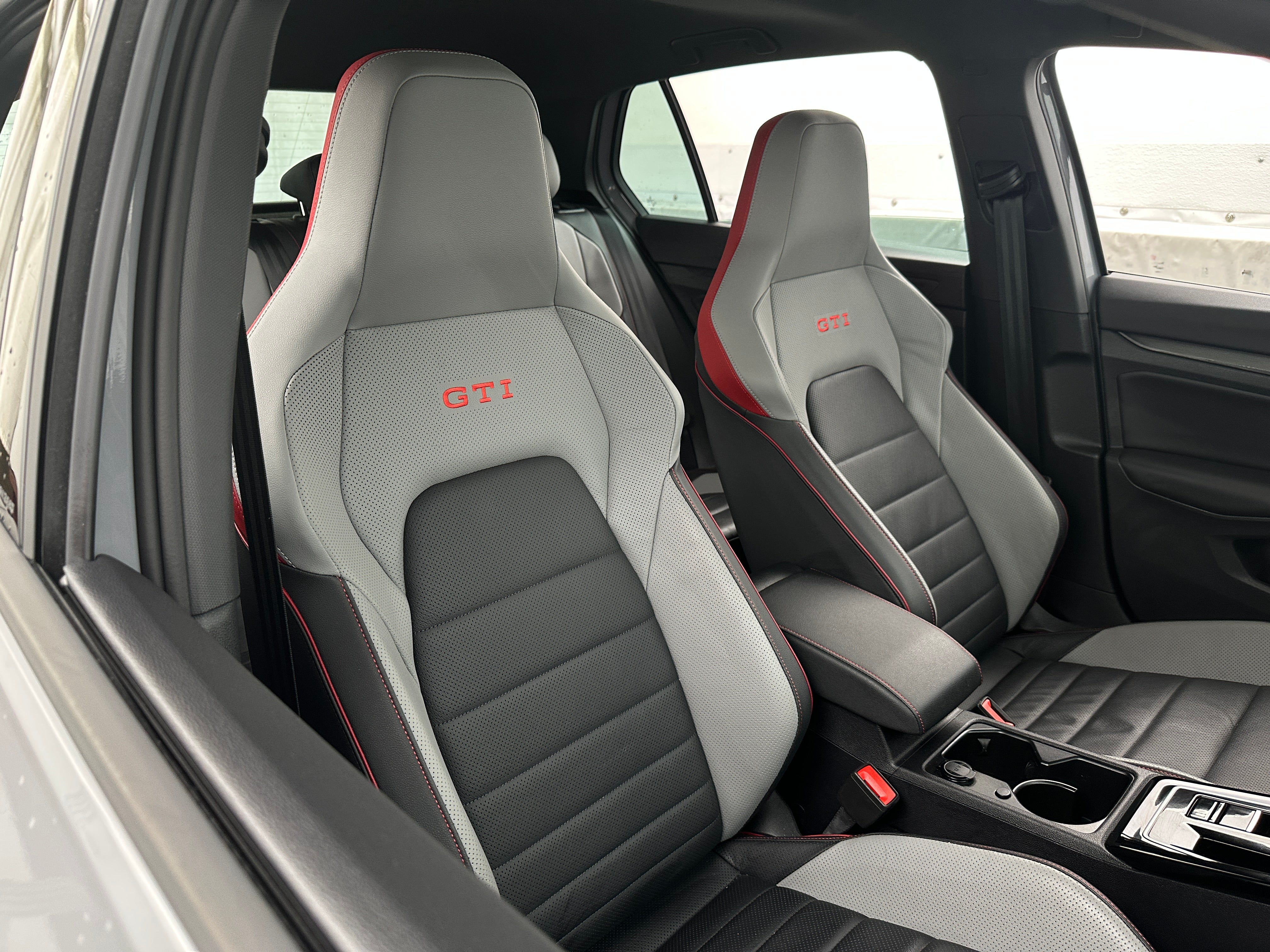 2024 Volkswagen Golf GTI SE 2