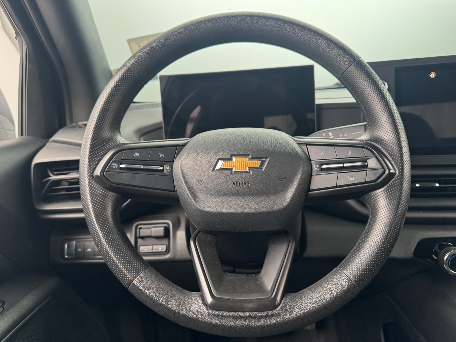 Thumbnail: 2024 Chevrolet Silverado EV - 5