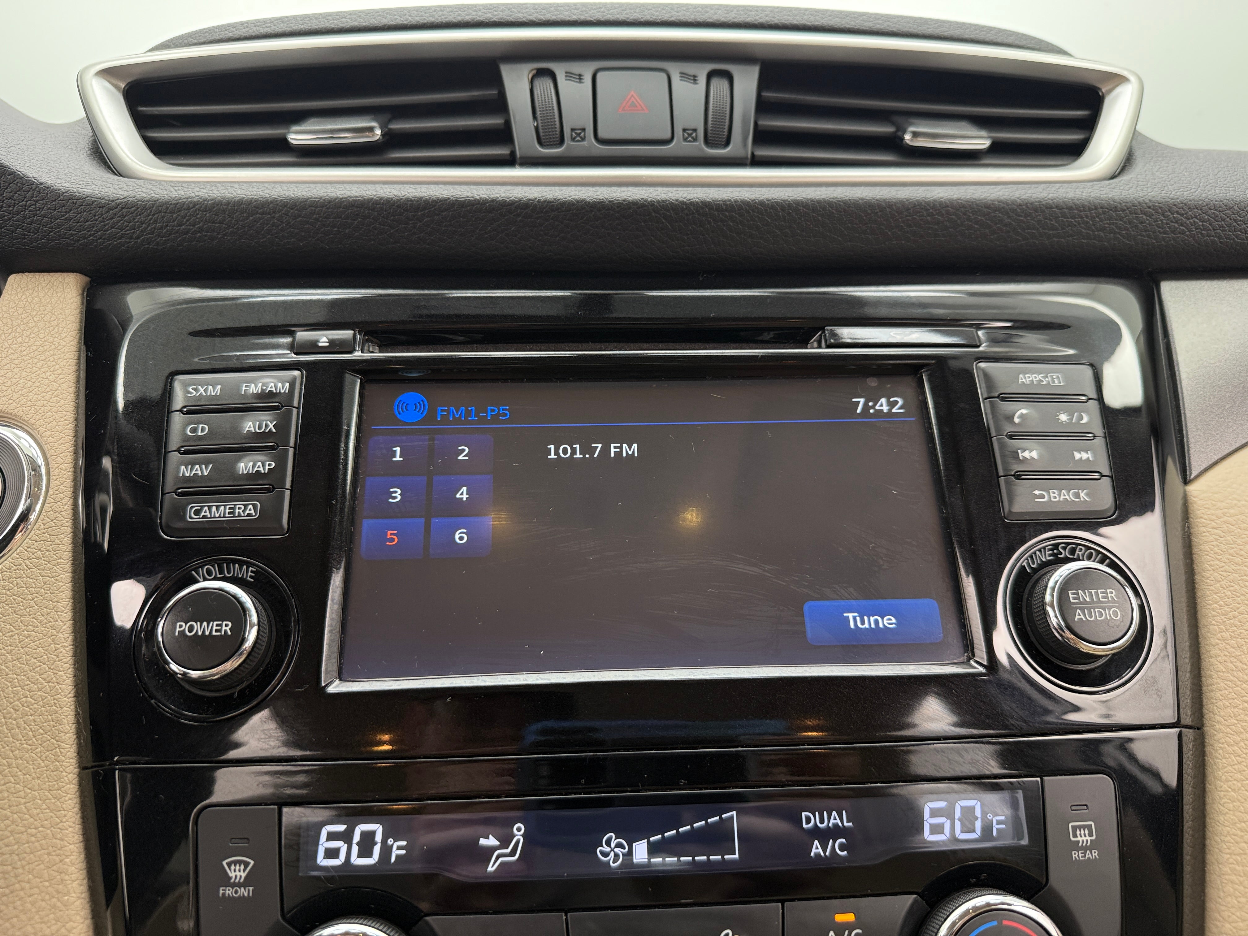2016 Nissan Rogue SV 4