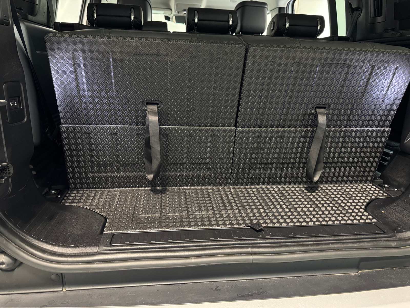 Thumbnail: 2020 Land Rover Defender - 6