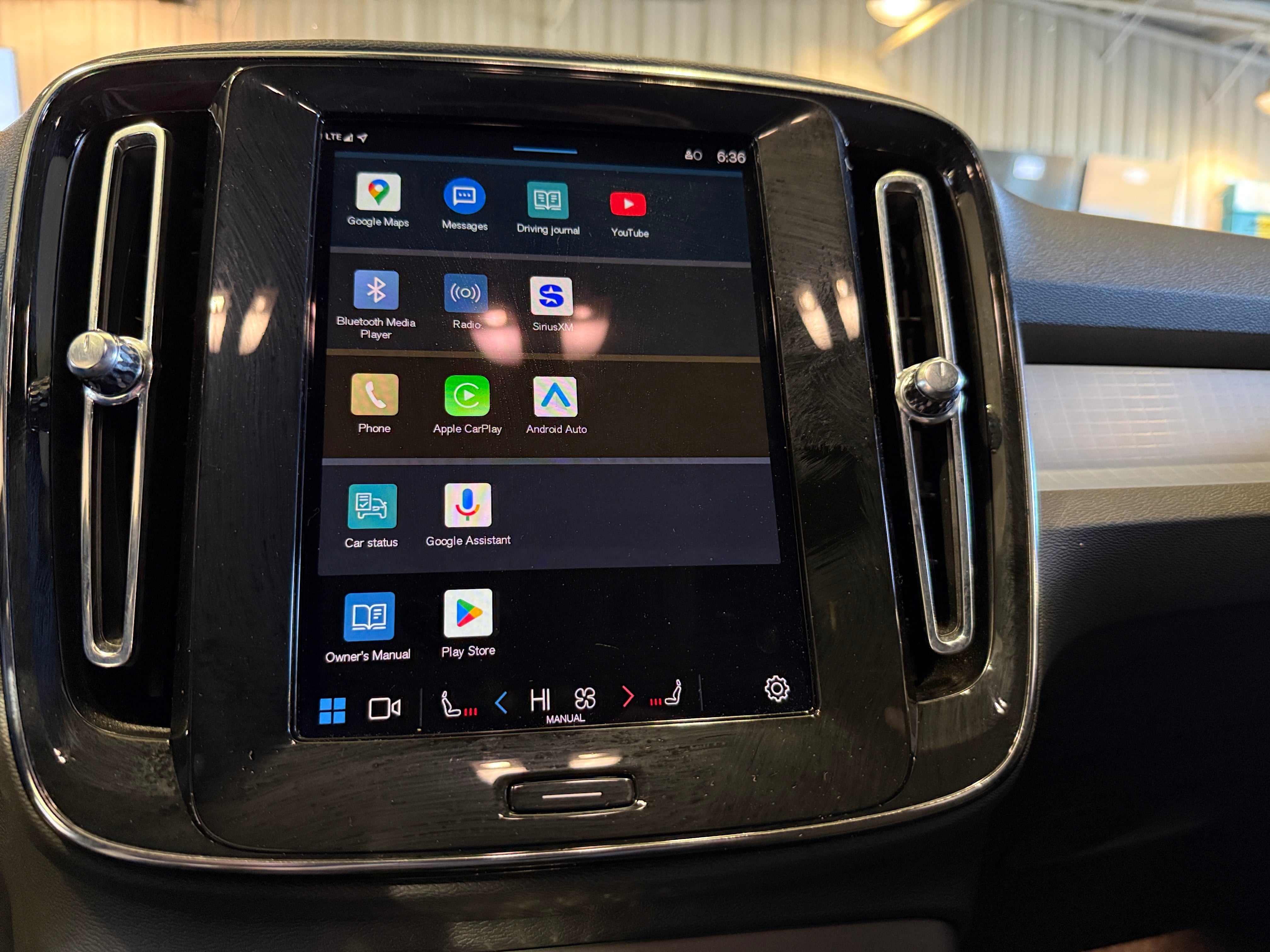 2024 Volvo XC40 B5 Core 4