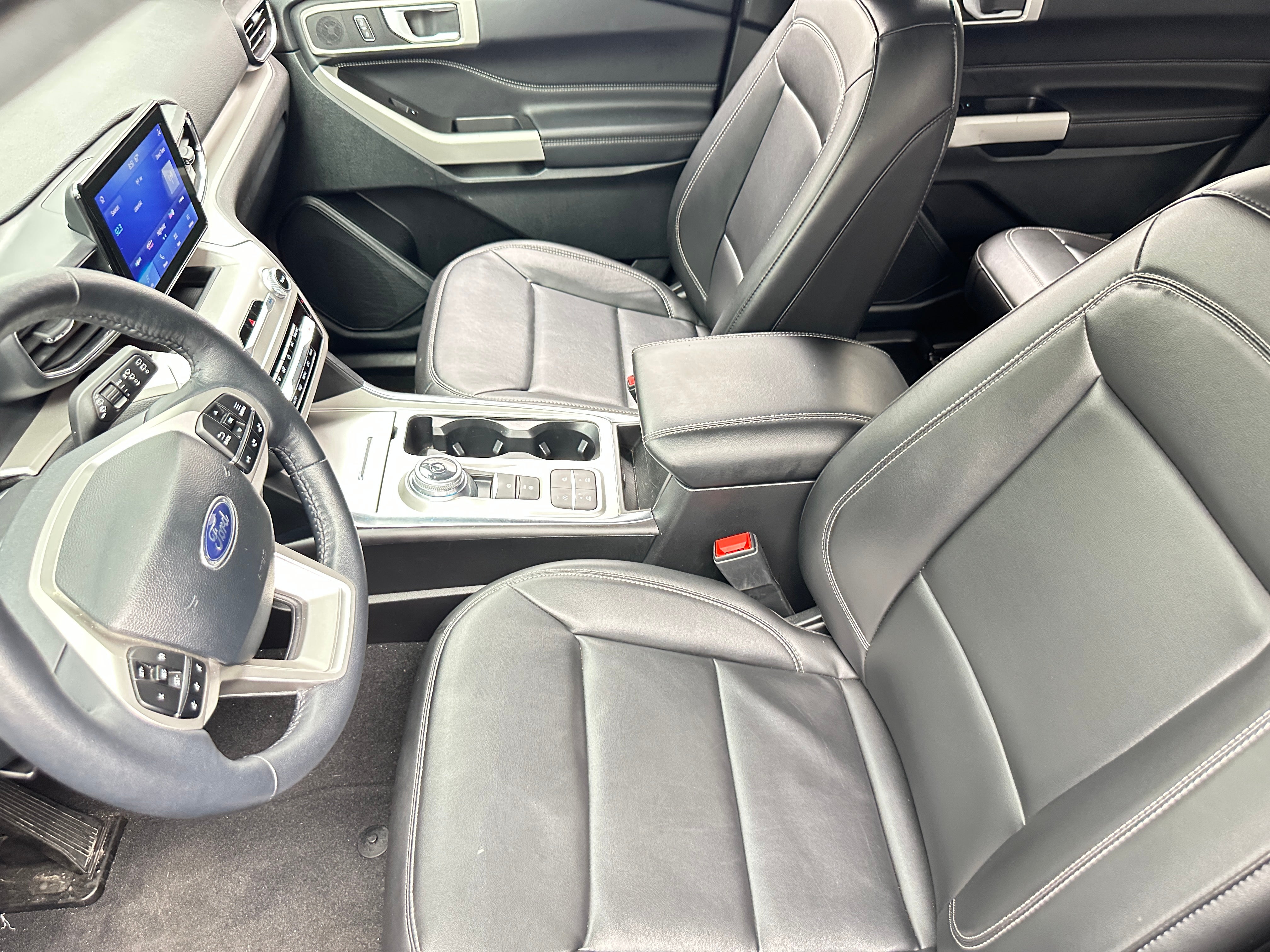2024 Ford Explorer XLT 2
