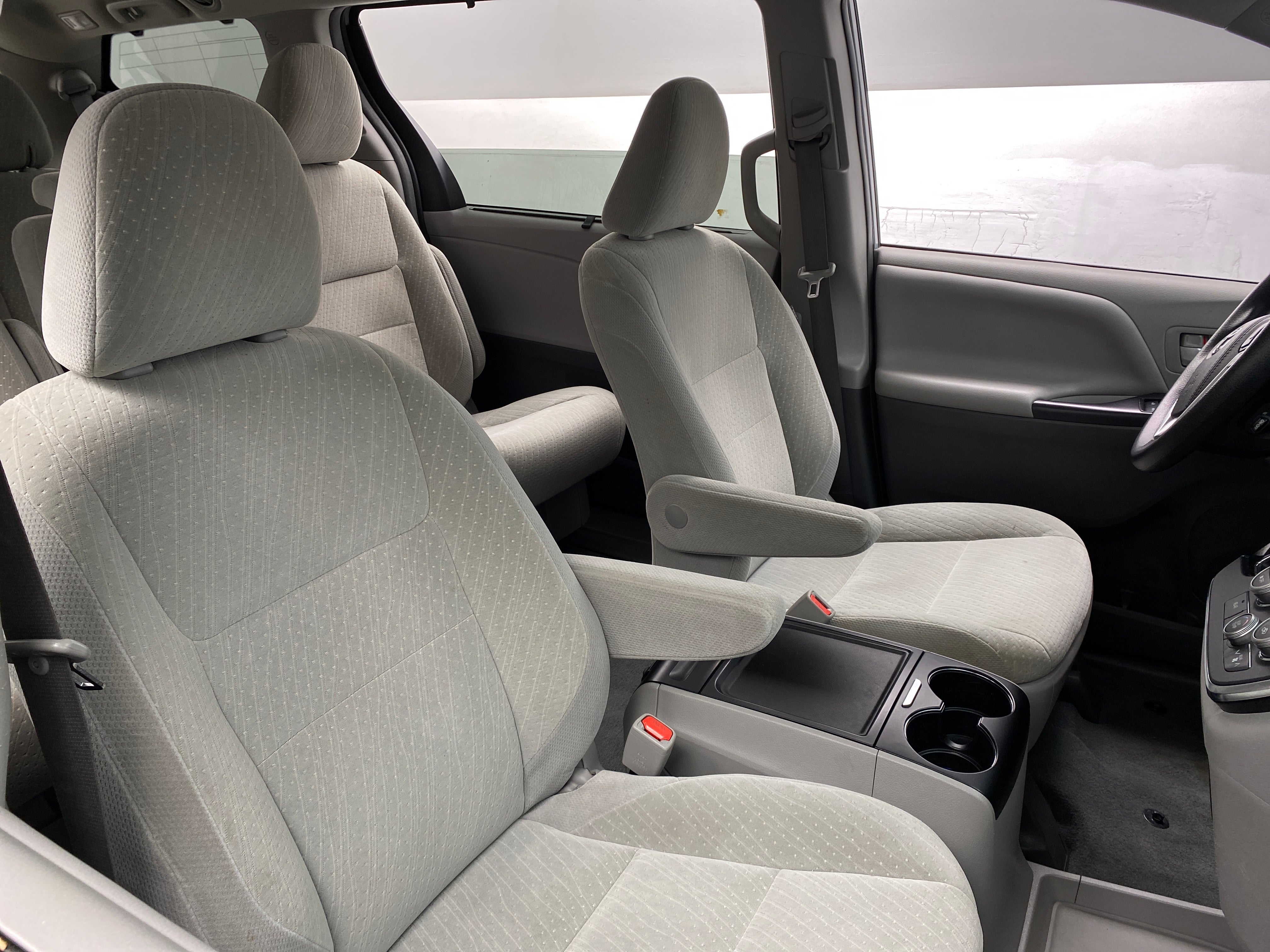 2019 Toyota Sienna LE 2