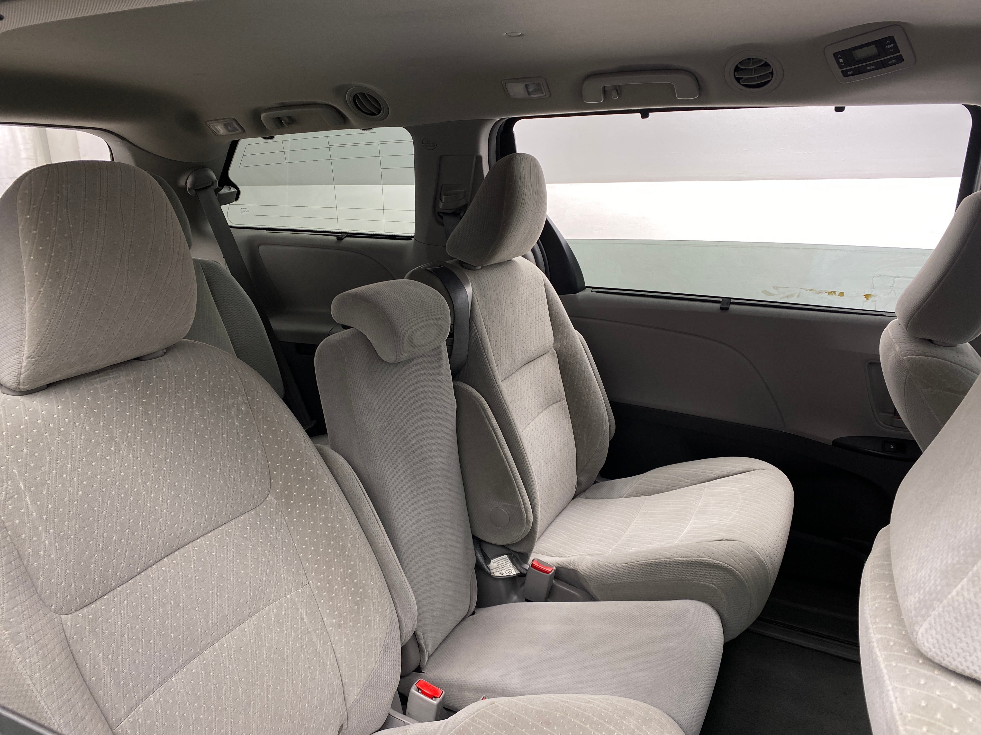 2019 Toyota Sienna LE 6