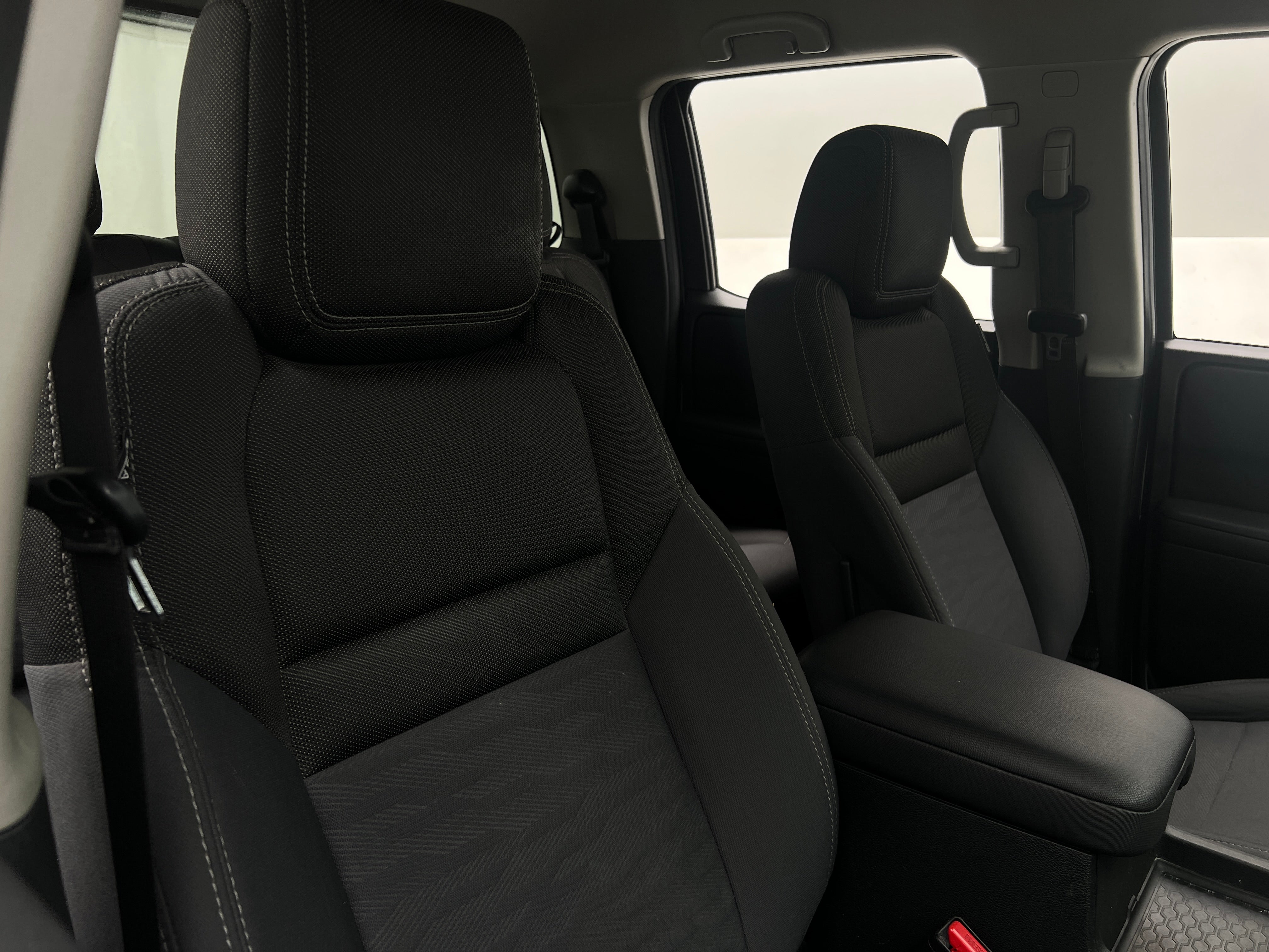 2023 Nissan Frontier SV 2