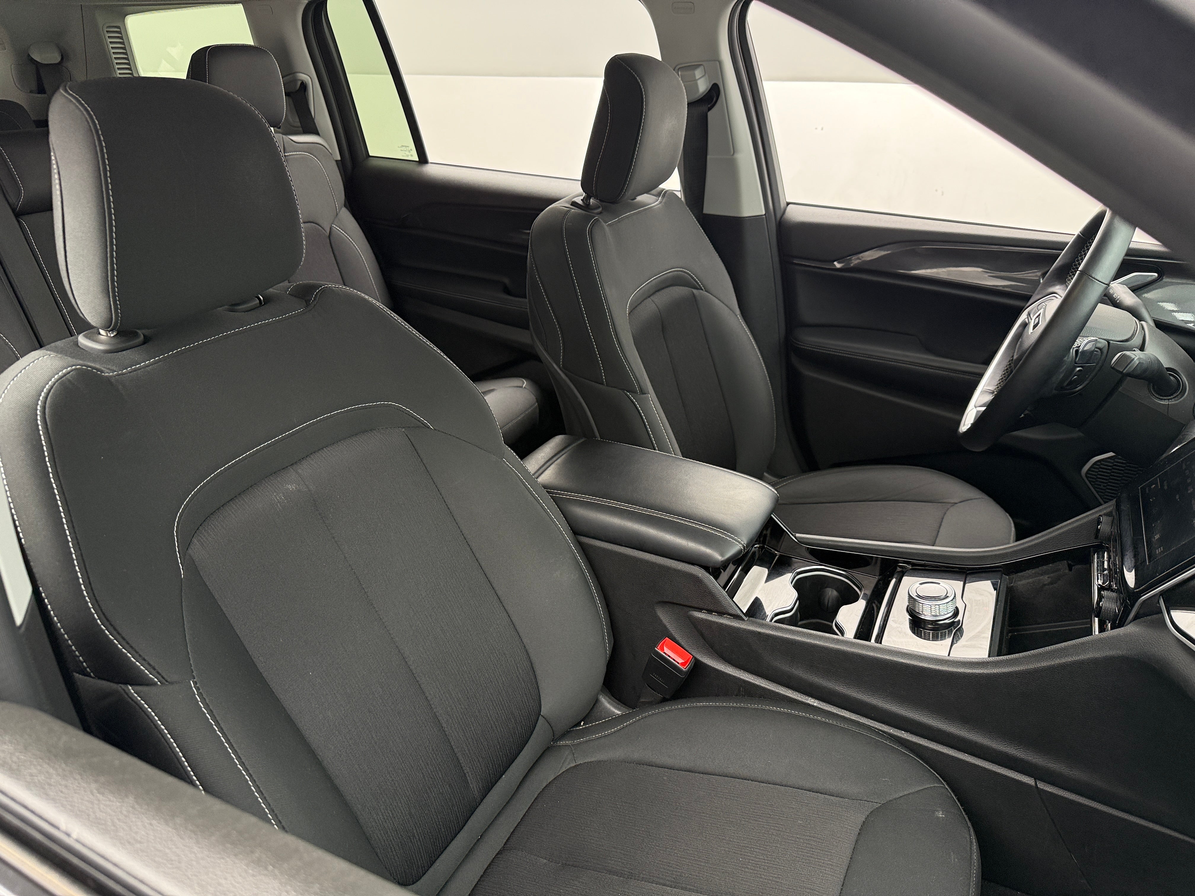 2022 Jeep Grand Cherokee L Laredo 2