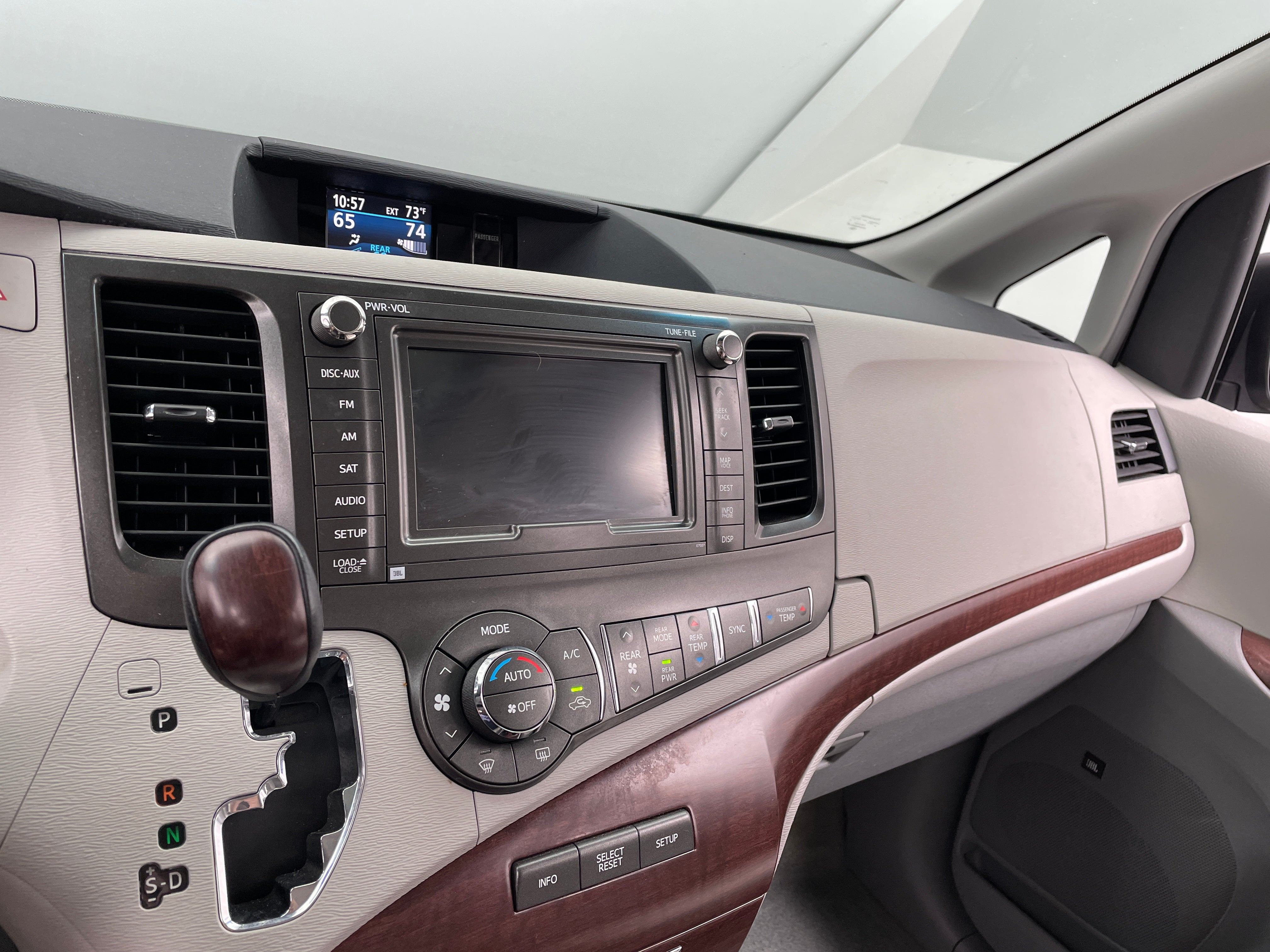2014 Toyota Sienna XLE 3