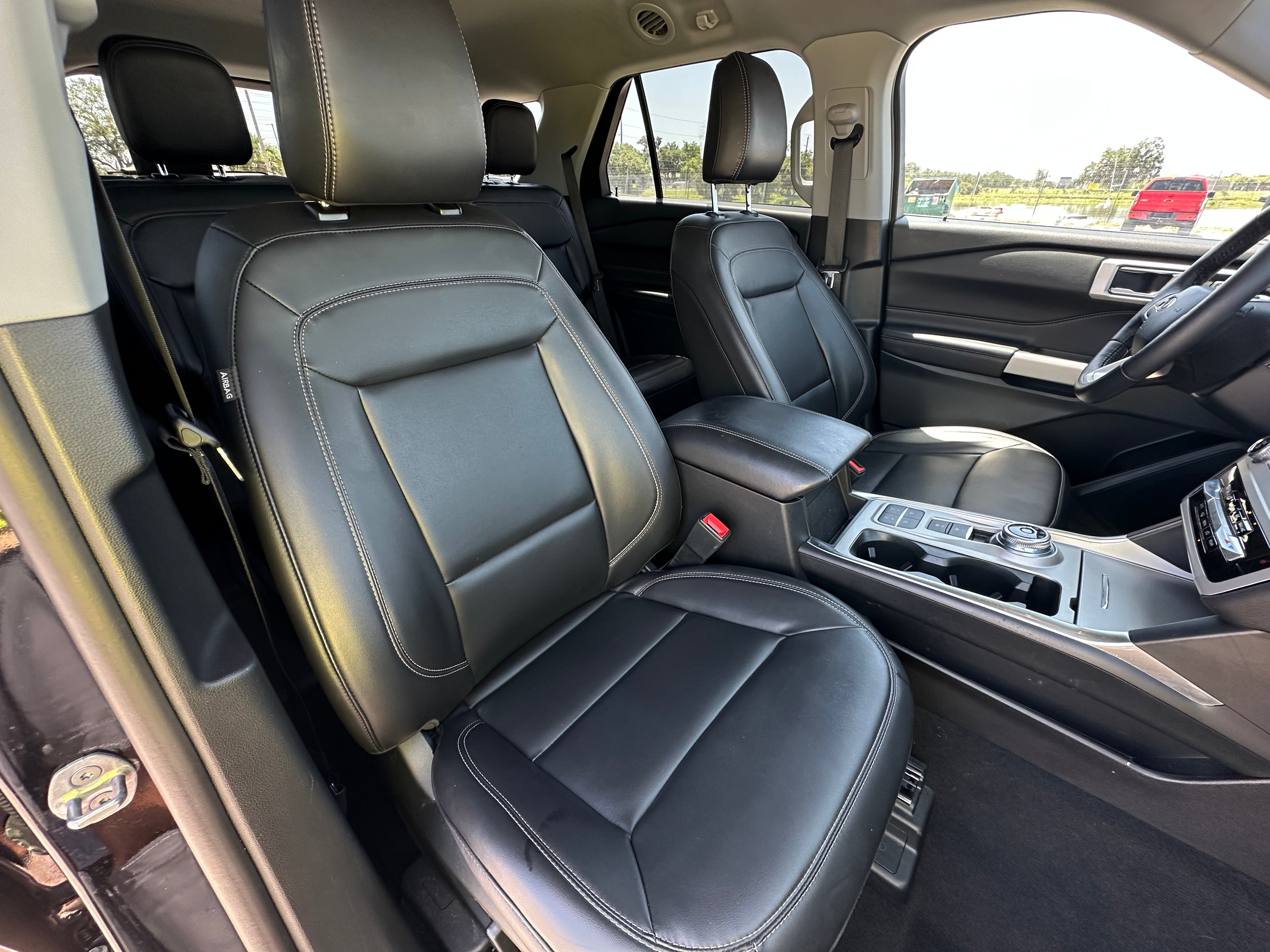2024 Ford Explorer XLT 2