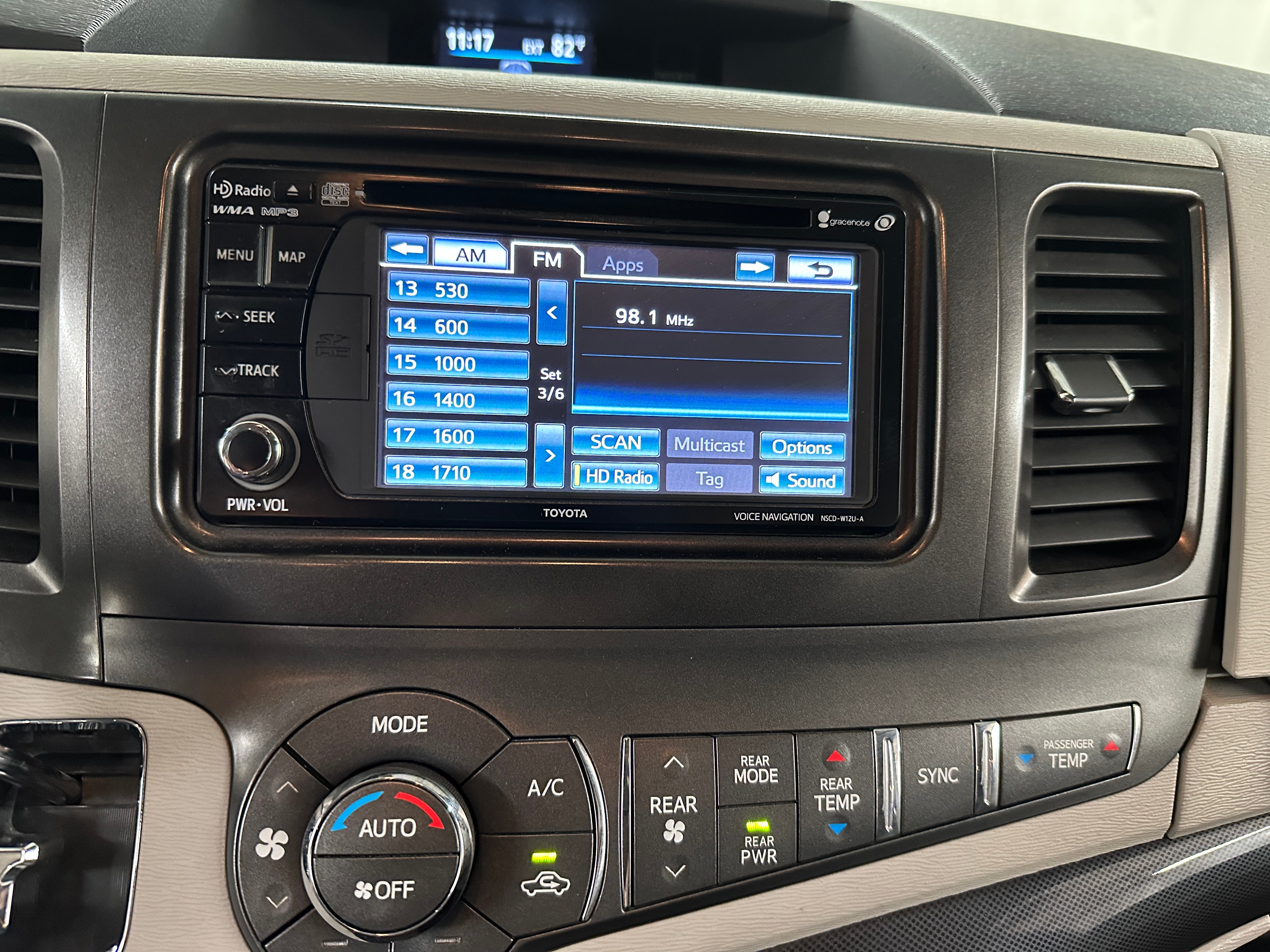 2014 Toyota Sienna SE 4