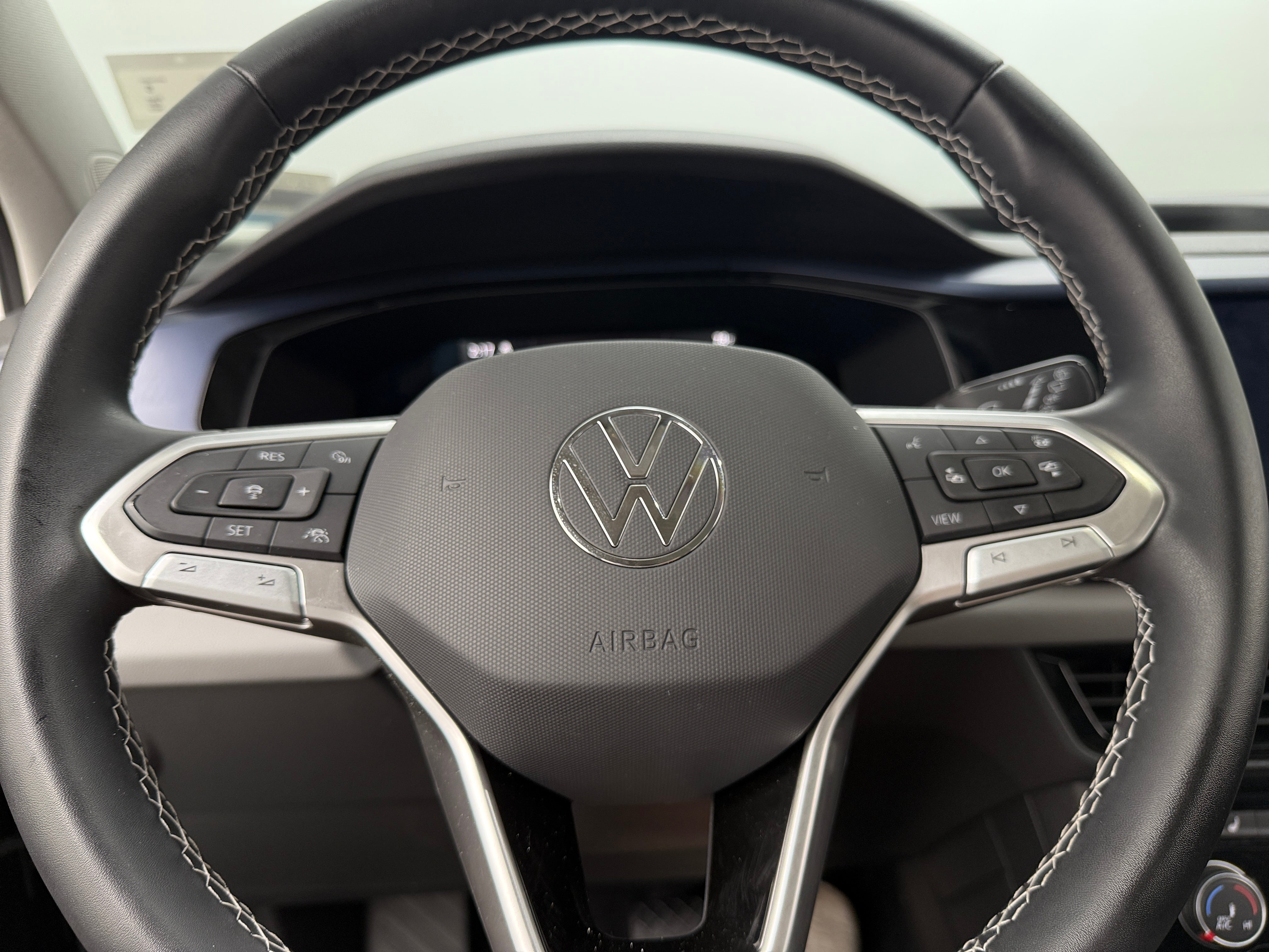 2023 Volkswagen Taos SE 4
