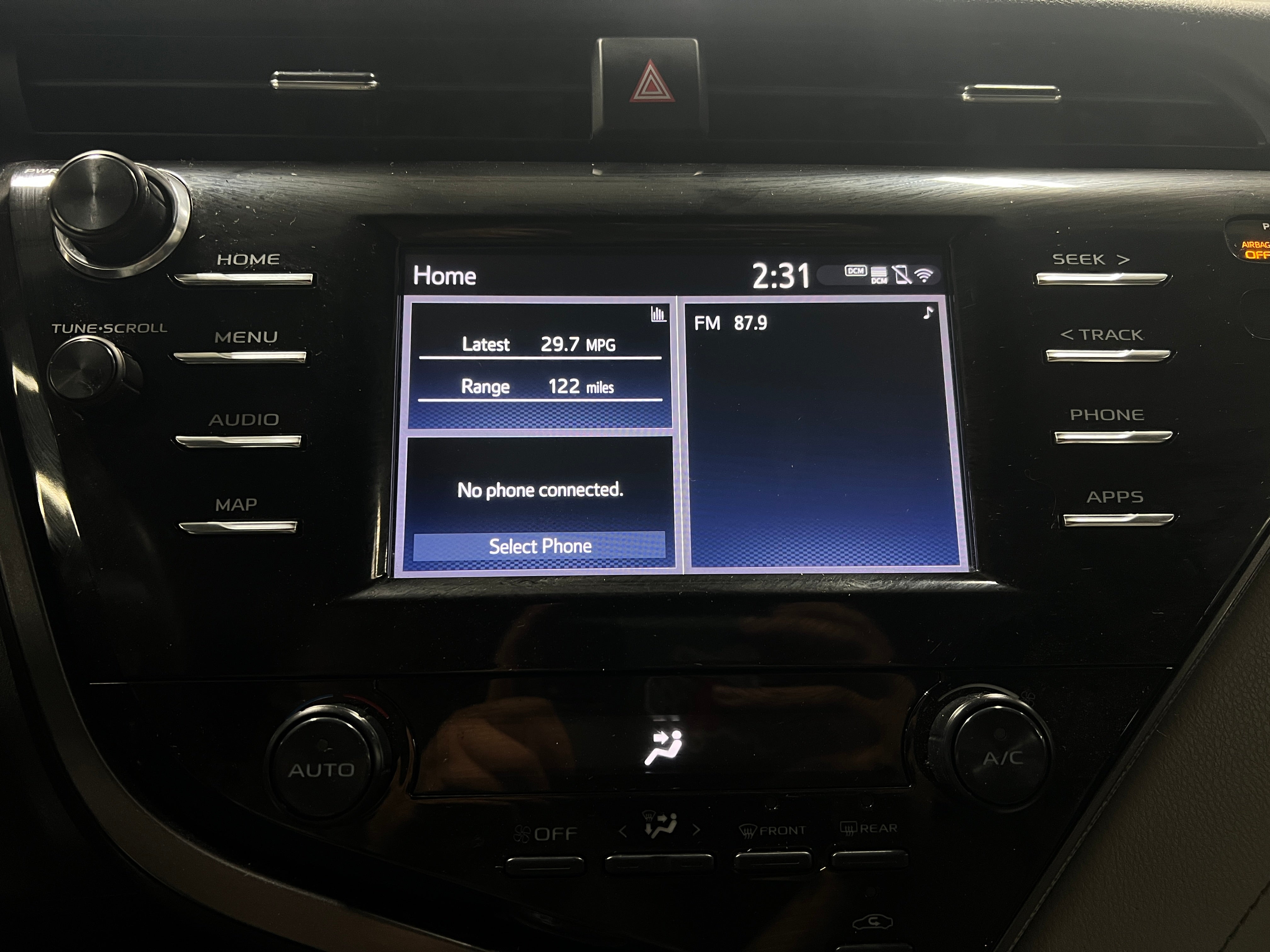 2019 Toyota Camry SE 3