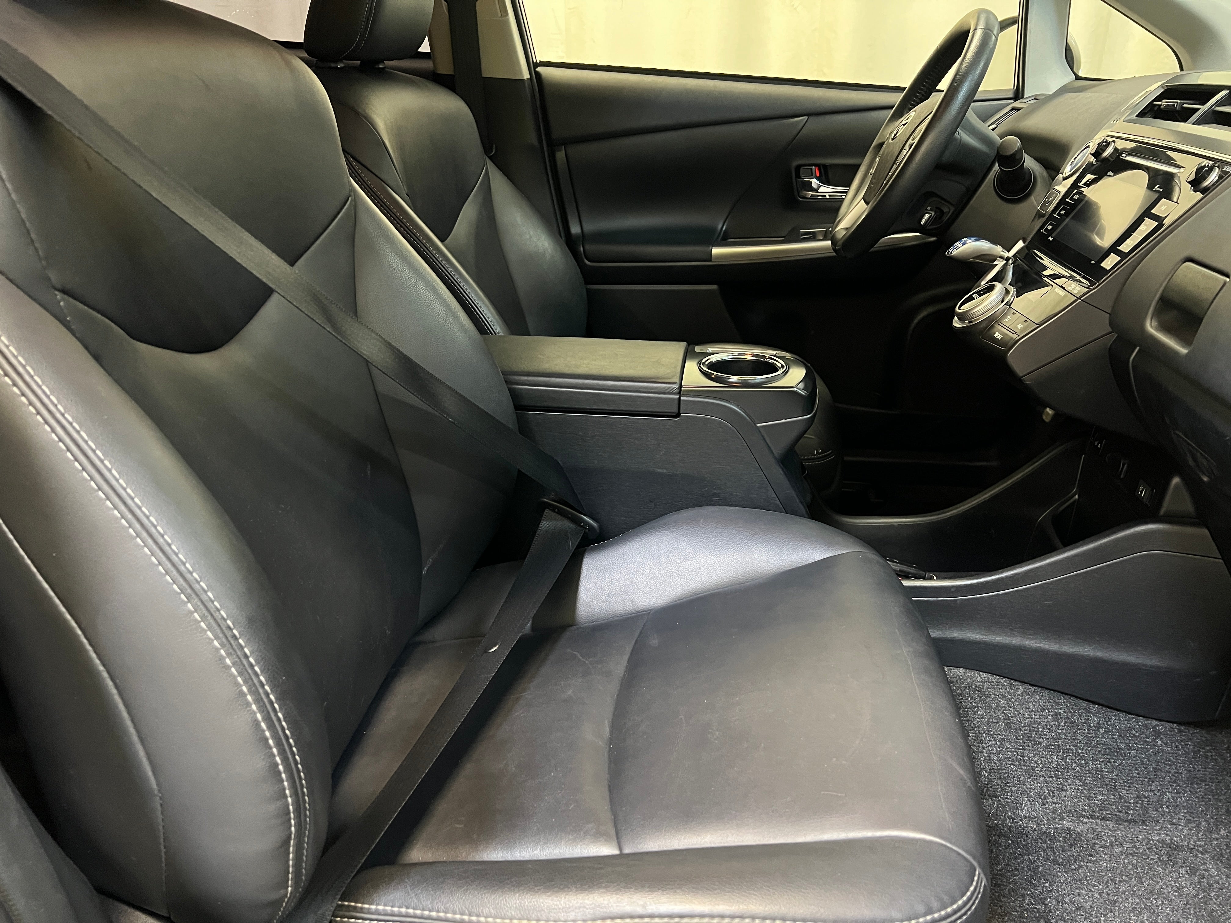 2016 Toyota Prius v Four 2