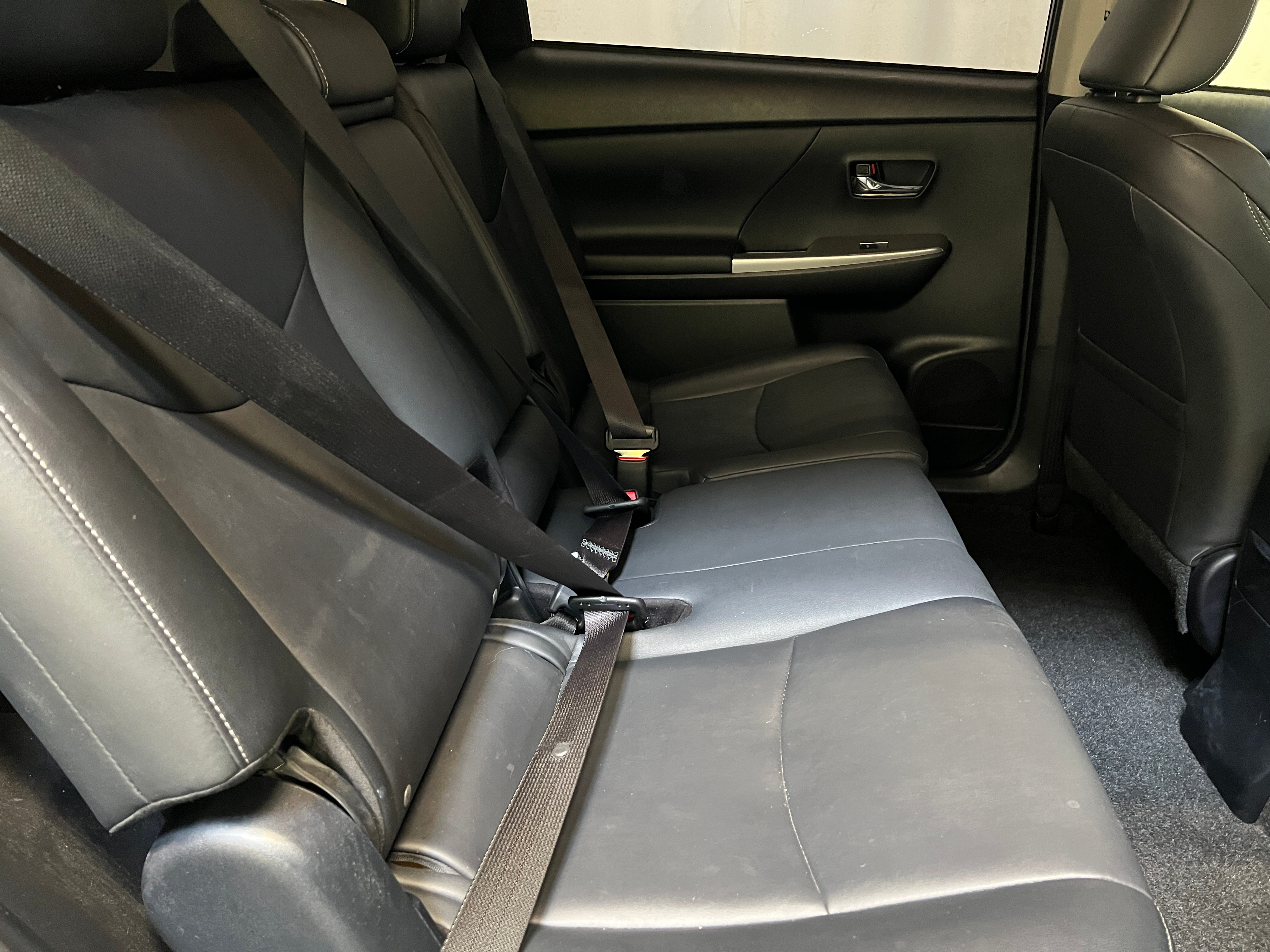 2016 Toyota Prius v Four 6