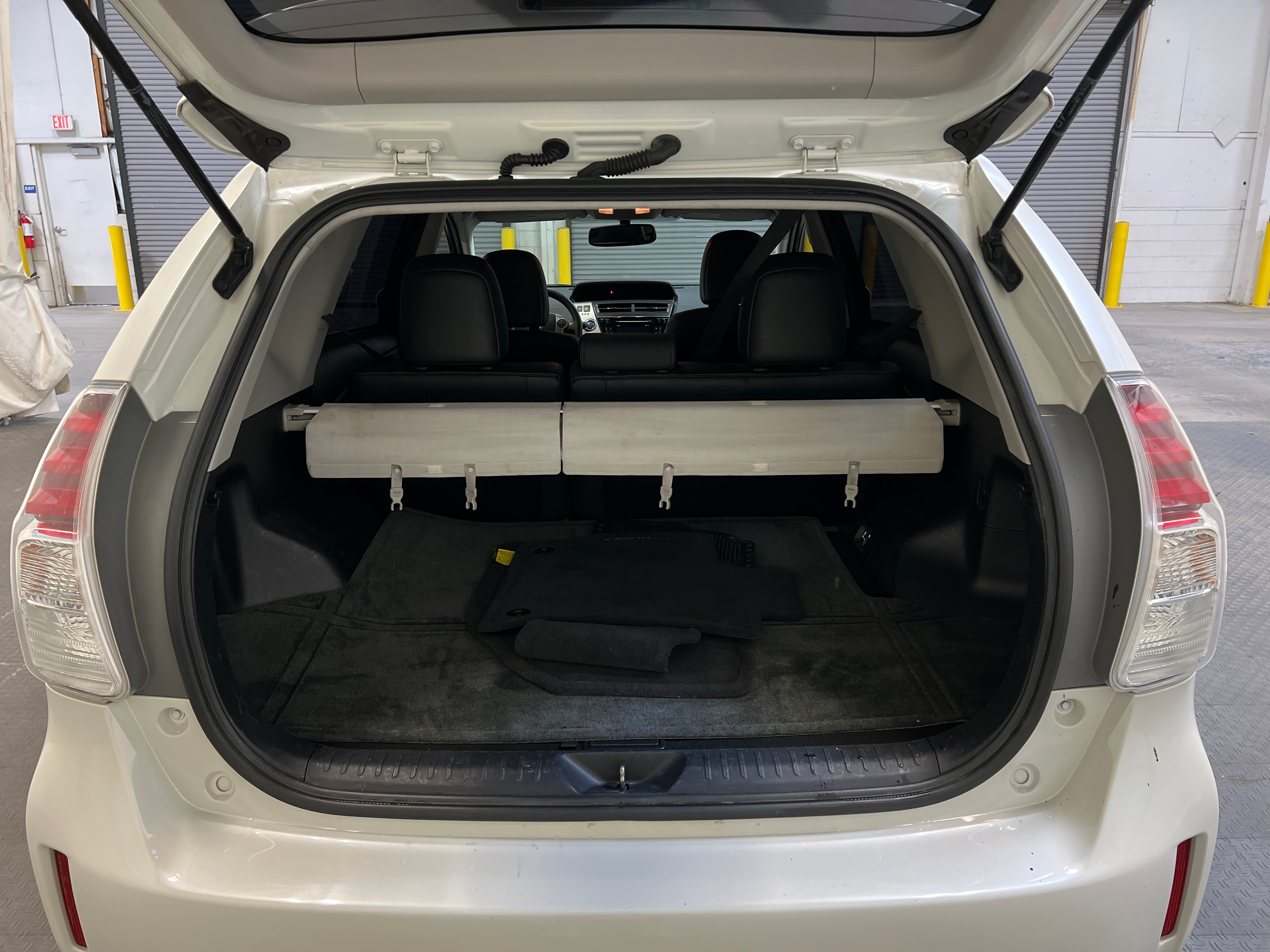 2016 Toyota Prius v Four 7