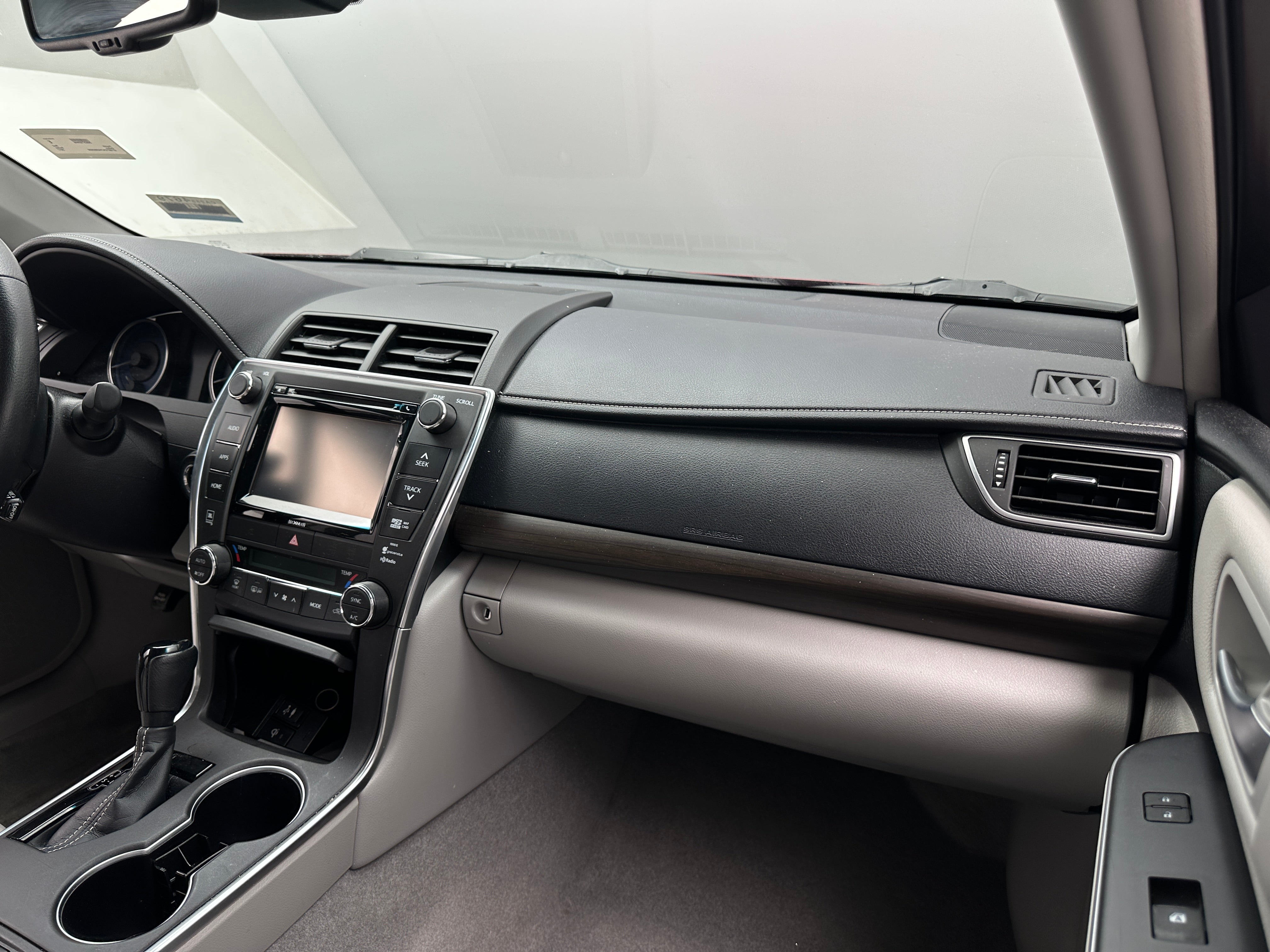 2017 Toyota Camry XLE 2