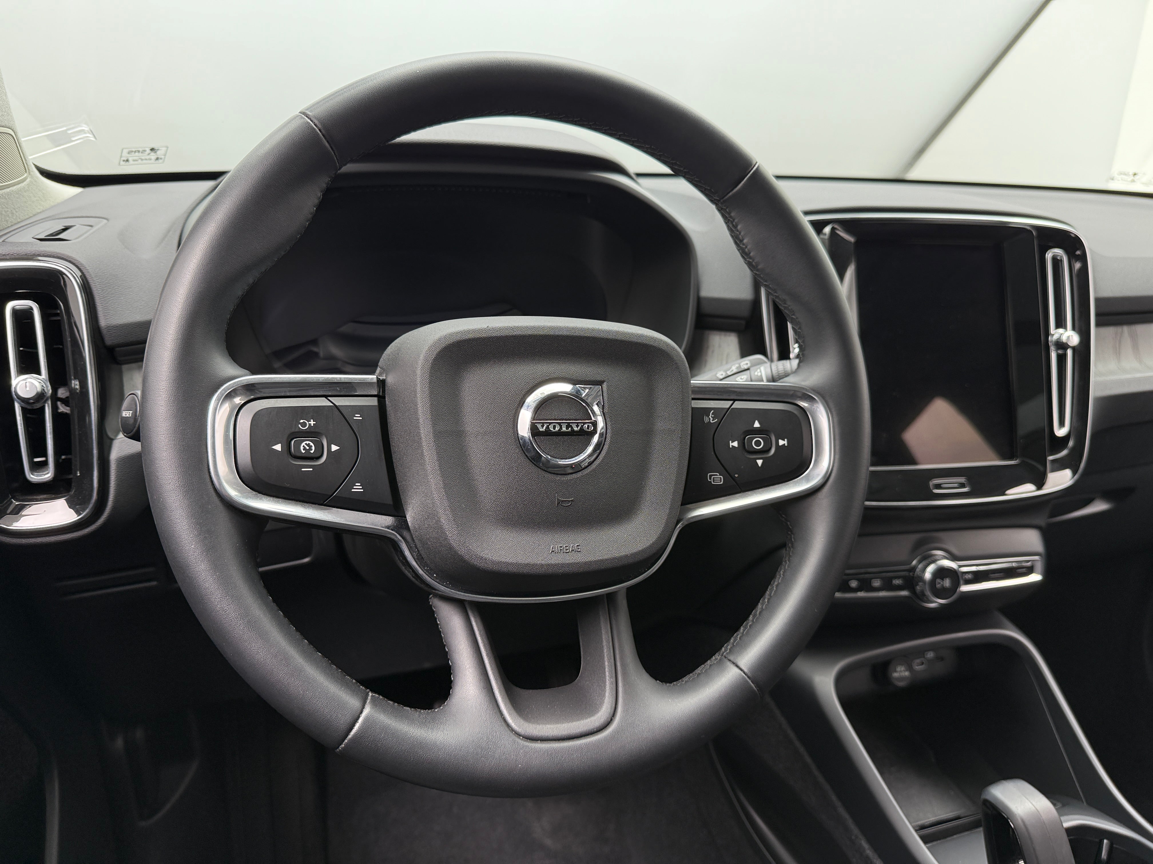 2024 Volvo XC40 B5 Core 4