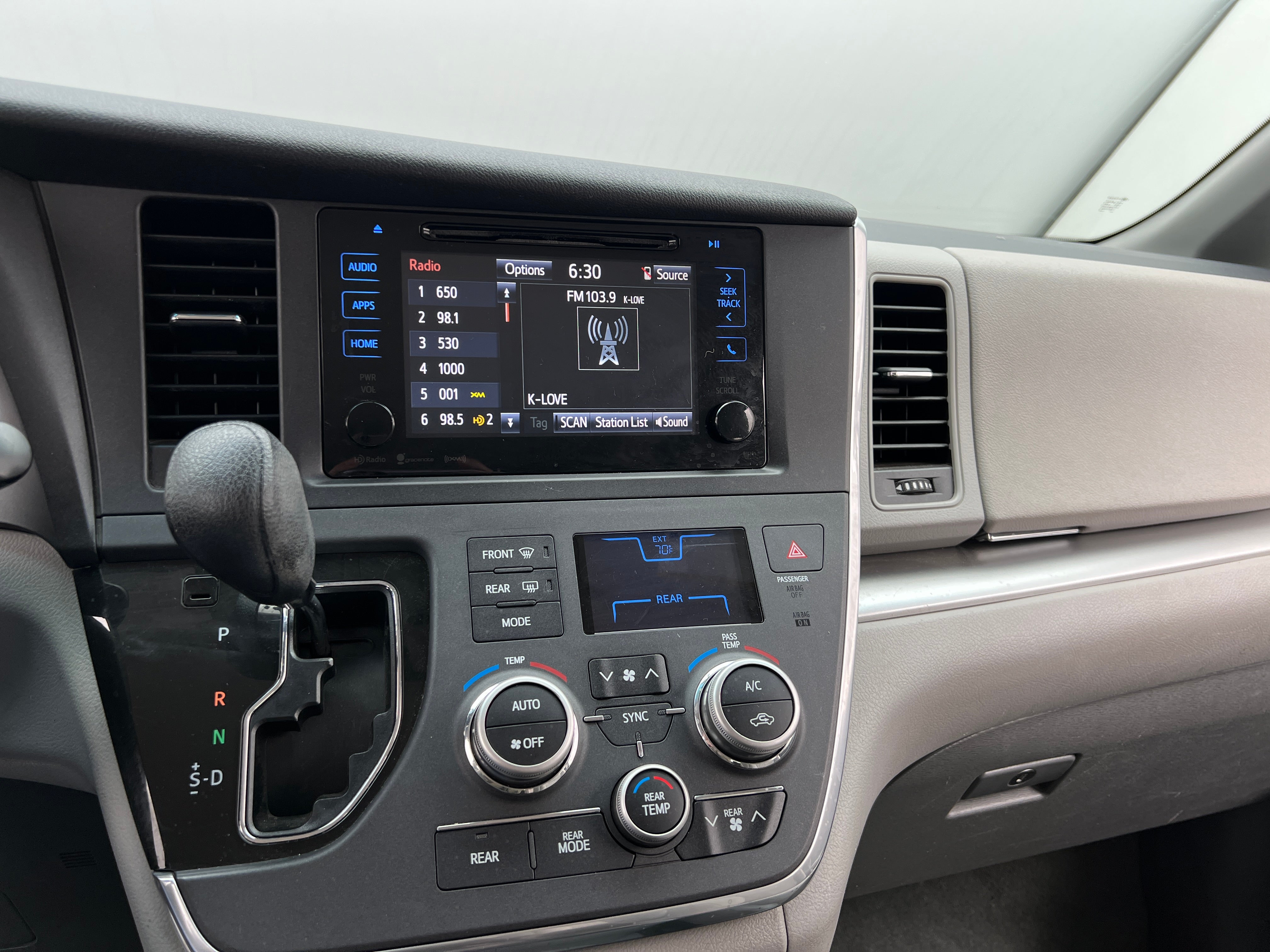 2016 Toyota Sienna LE 4