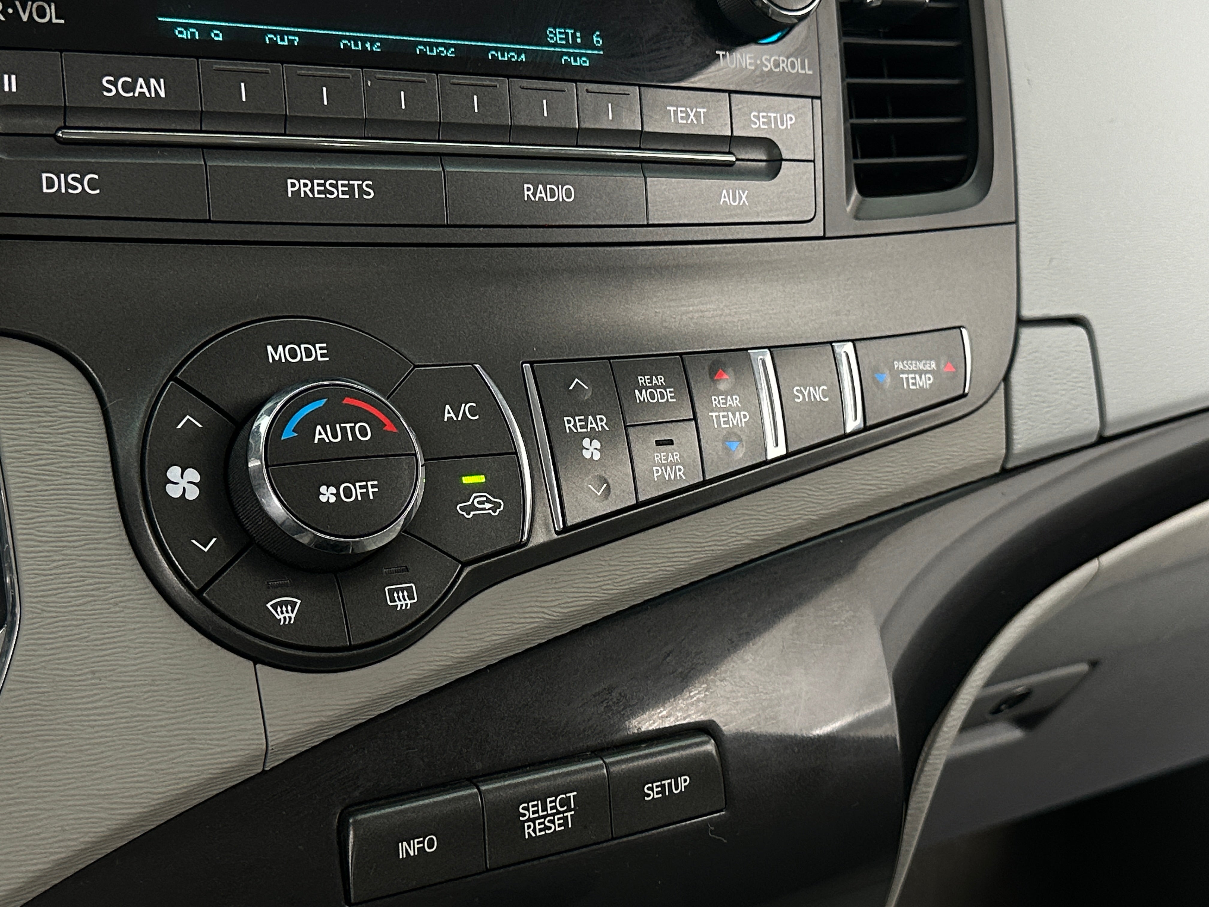2014 Toyota Sienna LE 4