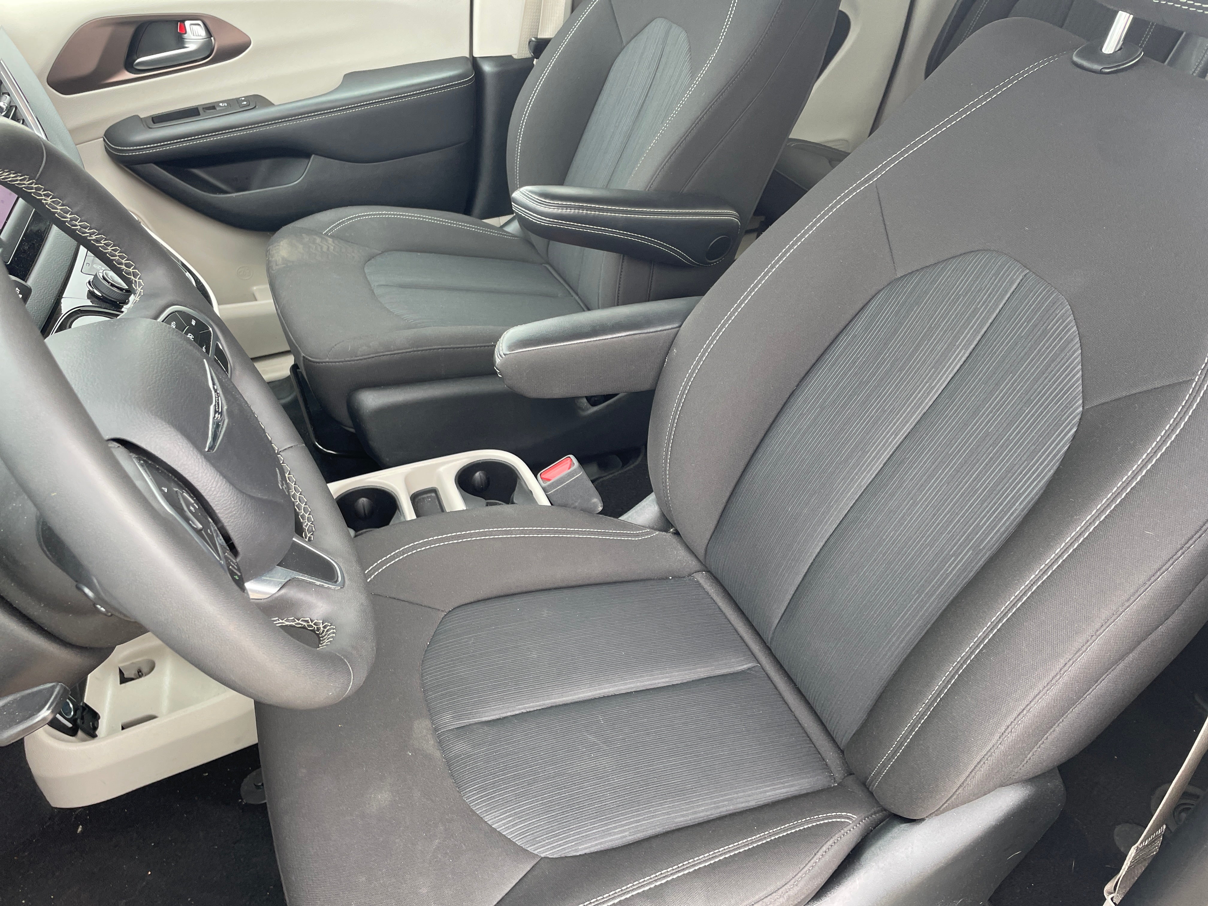 2023 Chrysler Voyager LX 2