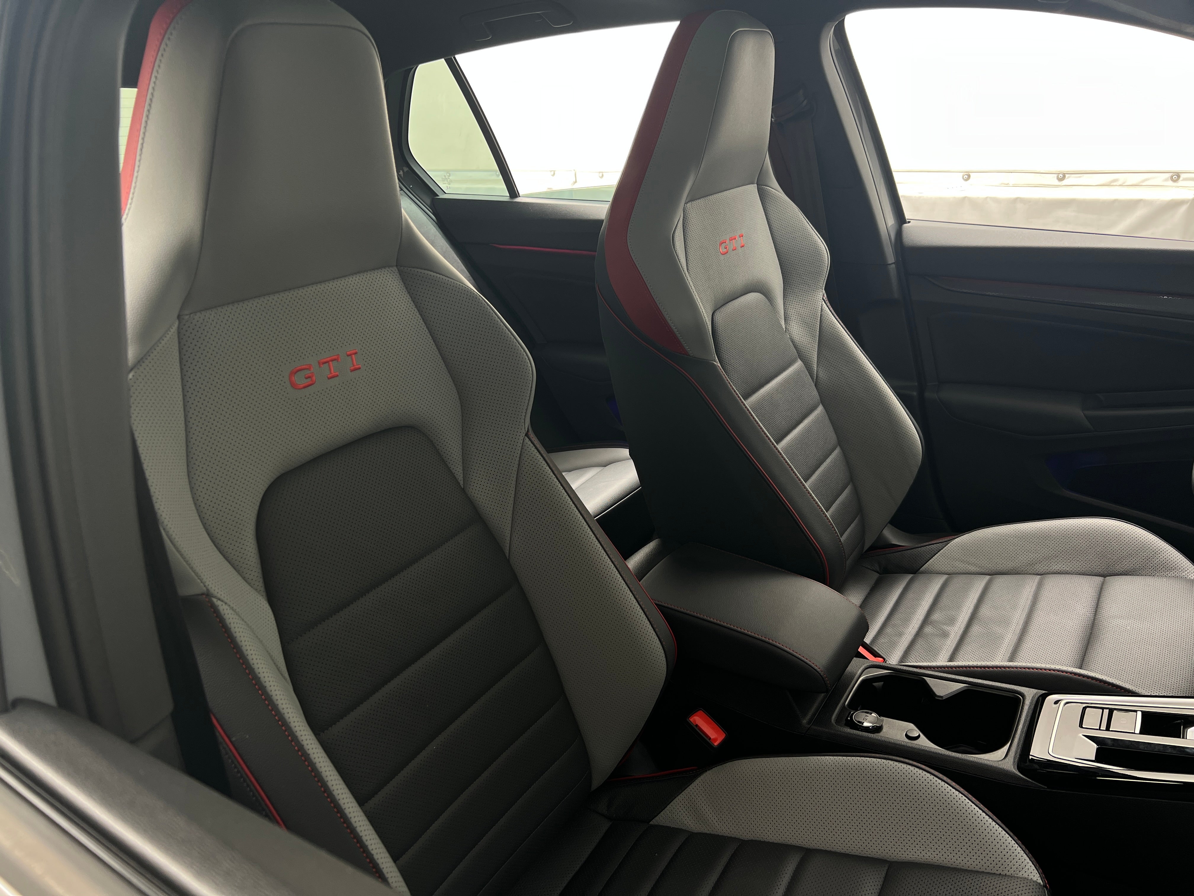 2024 Volkswagen Golf GTI SE 2