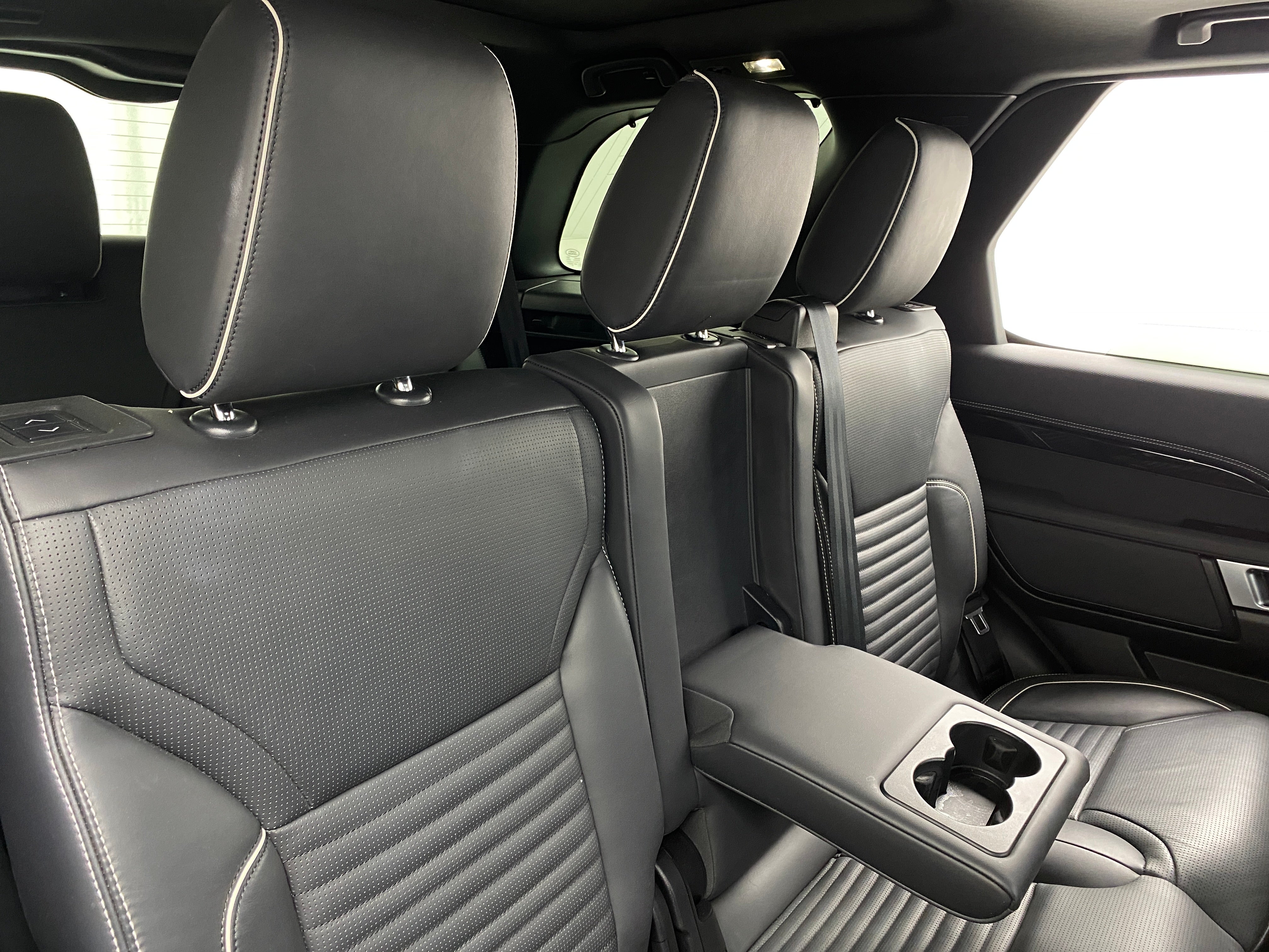 2022 Land Rover Discovery R-Dynamic S 5
