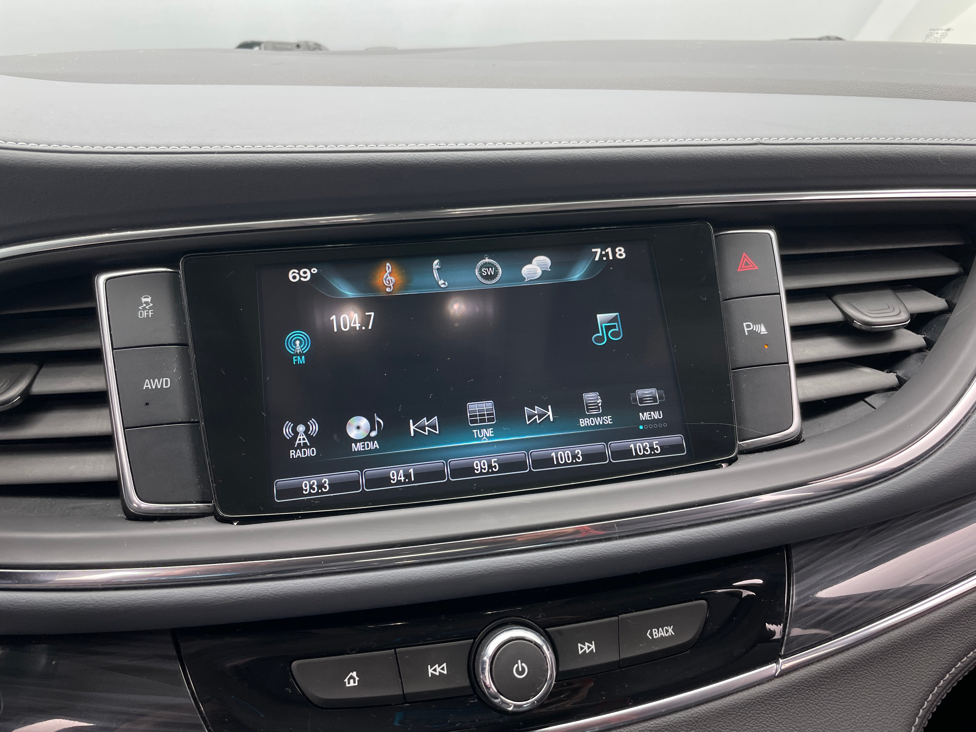 2018 Buick Enclave Essence 3