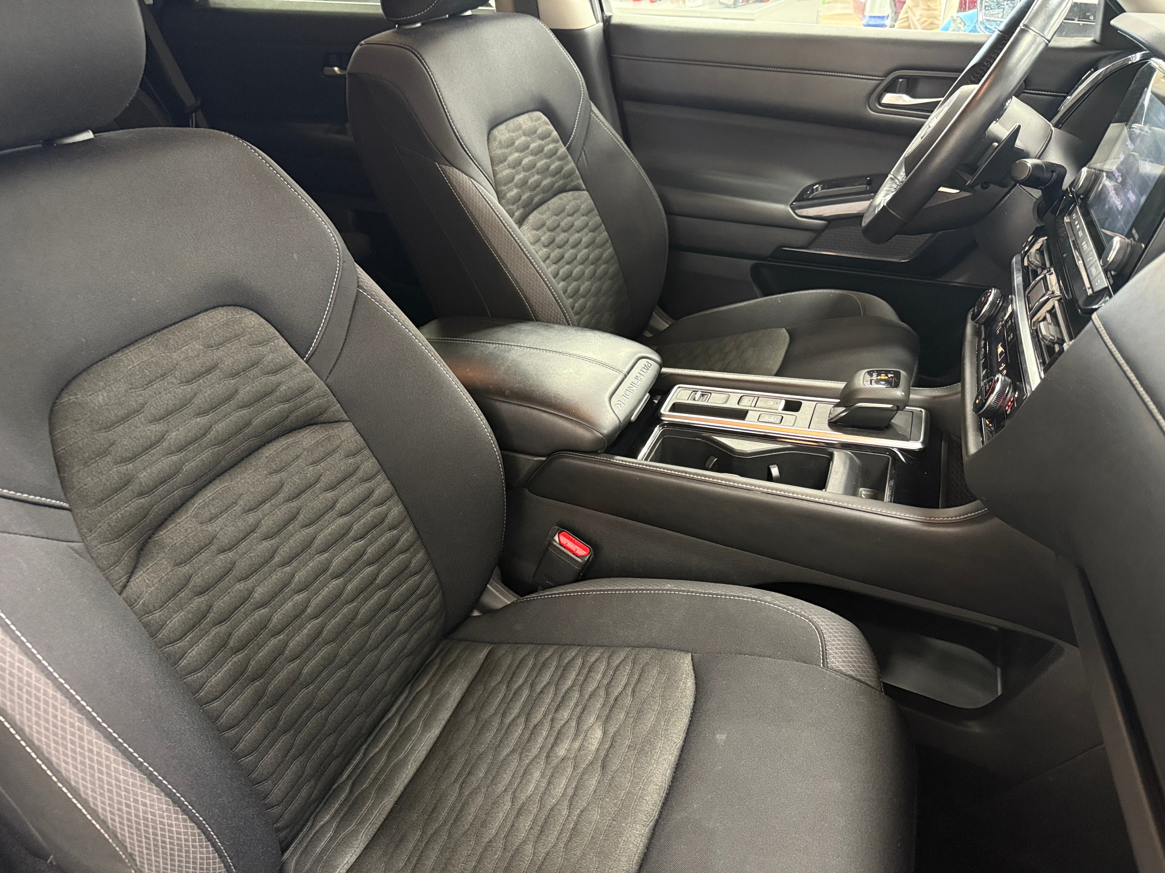 2022 Nissan Pathfinder SV 2