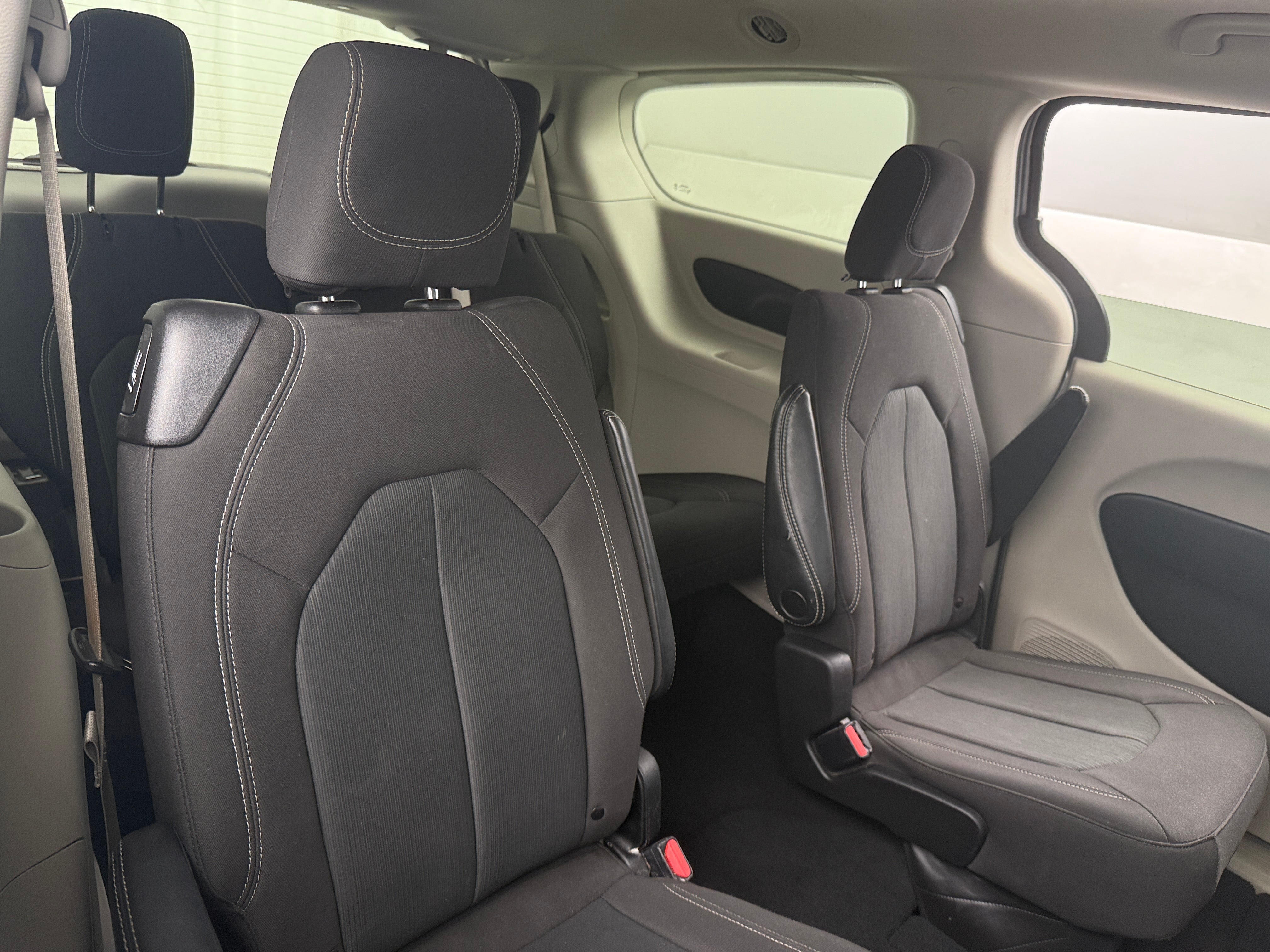 2023 Chrysler Voyager LX 6