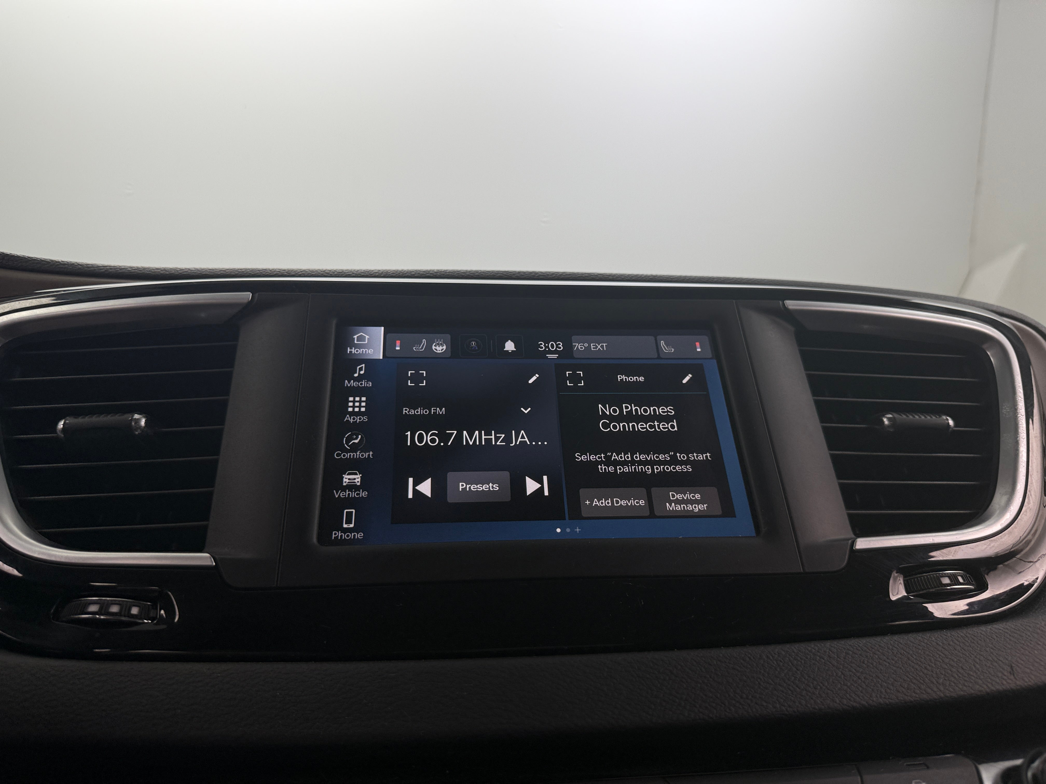 2023 Chrysler Voyager LX 4