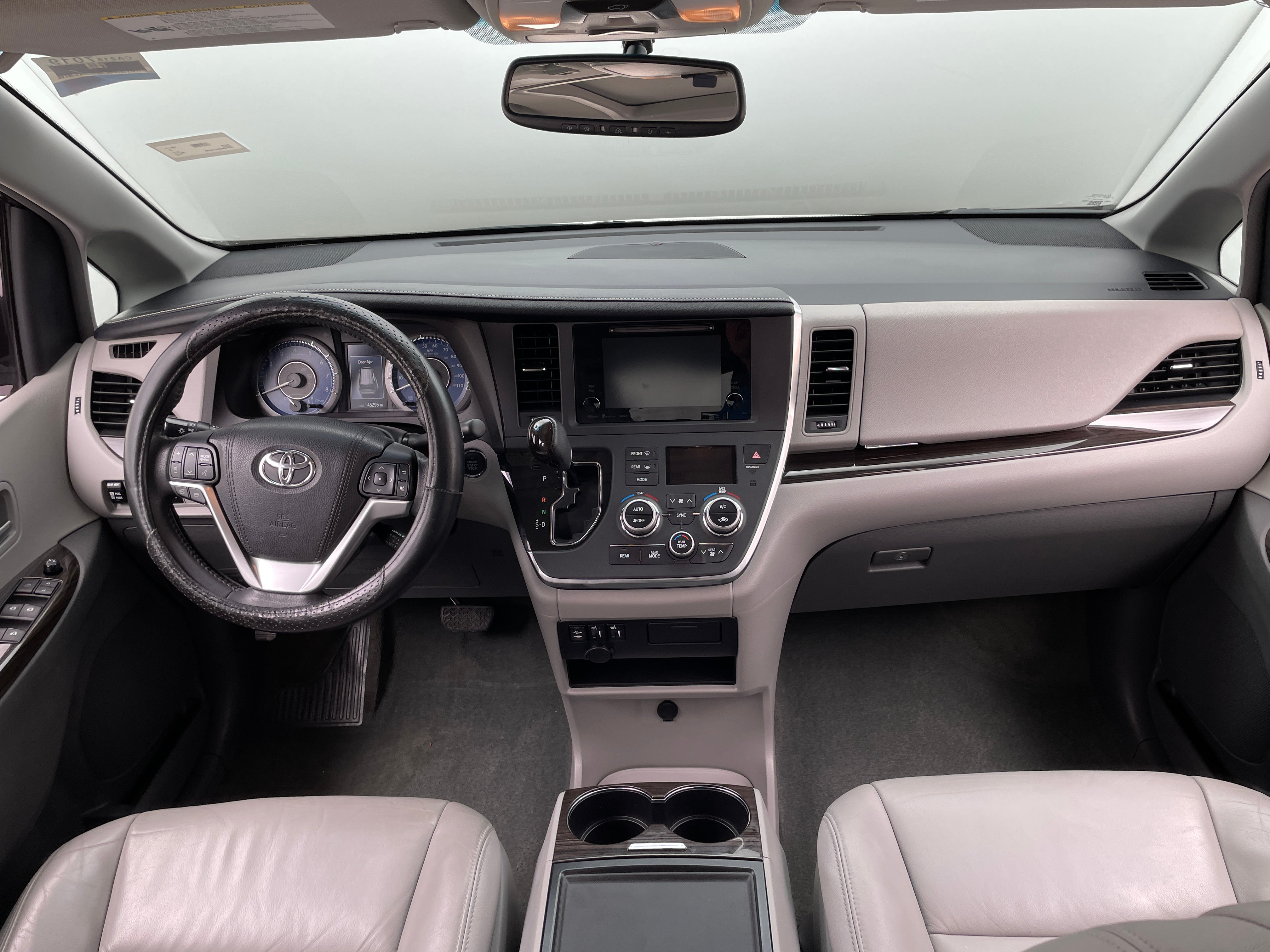 2016 Toyota Sienna XLE 2