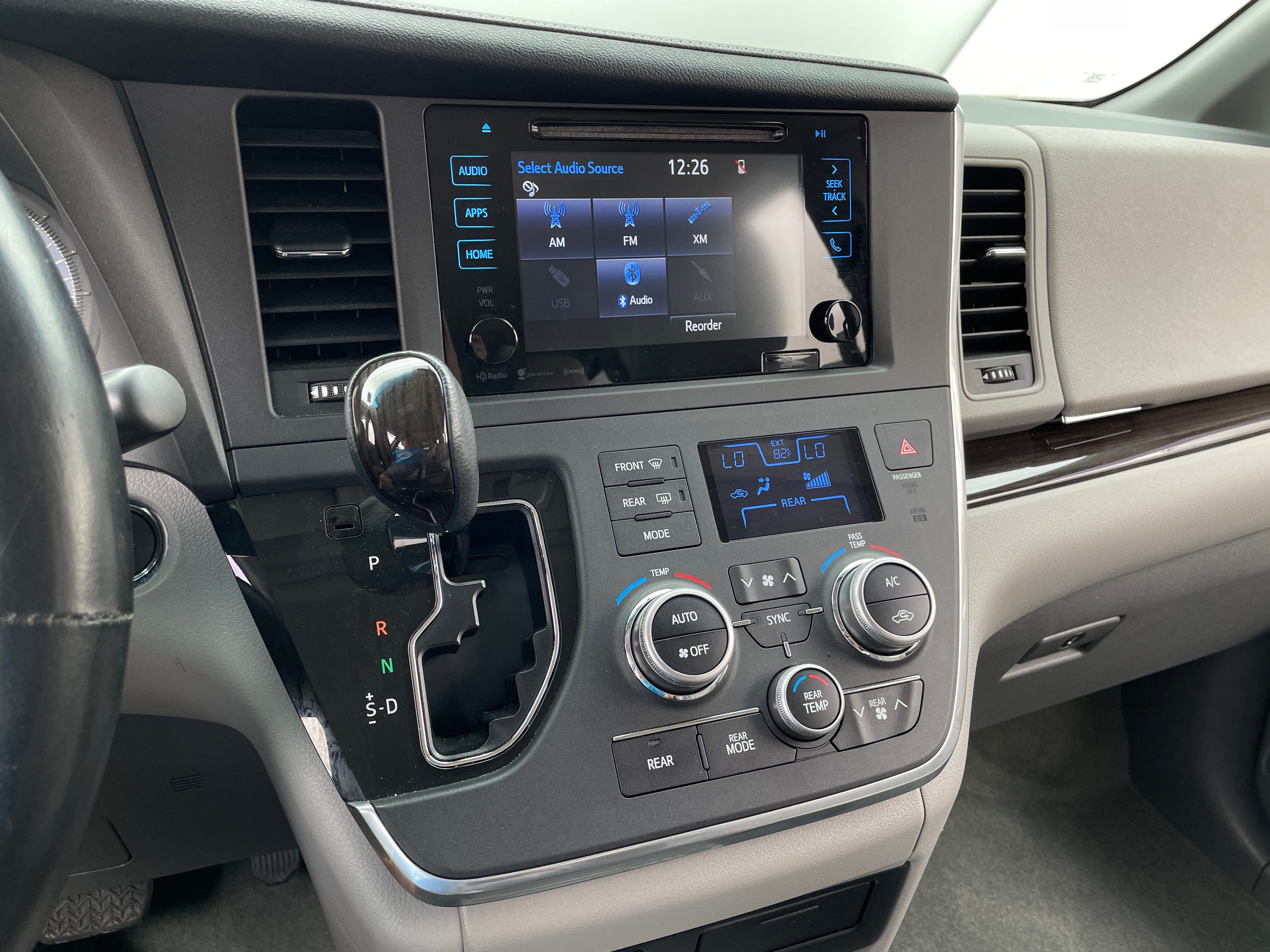 2016 Toyota Sienna XLE 3