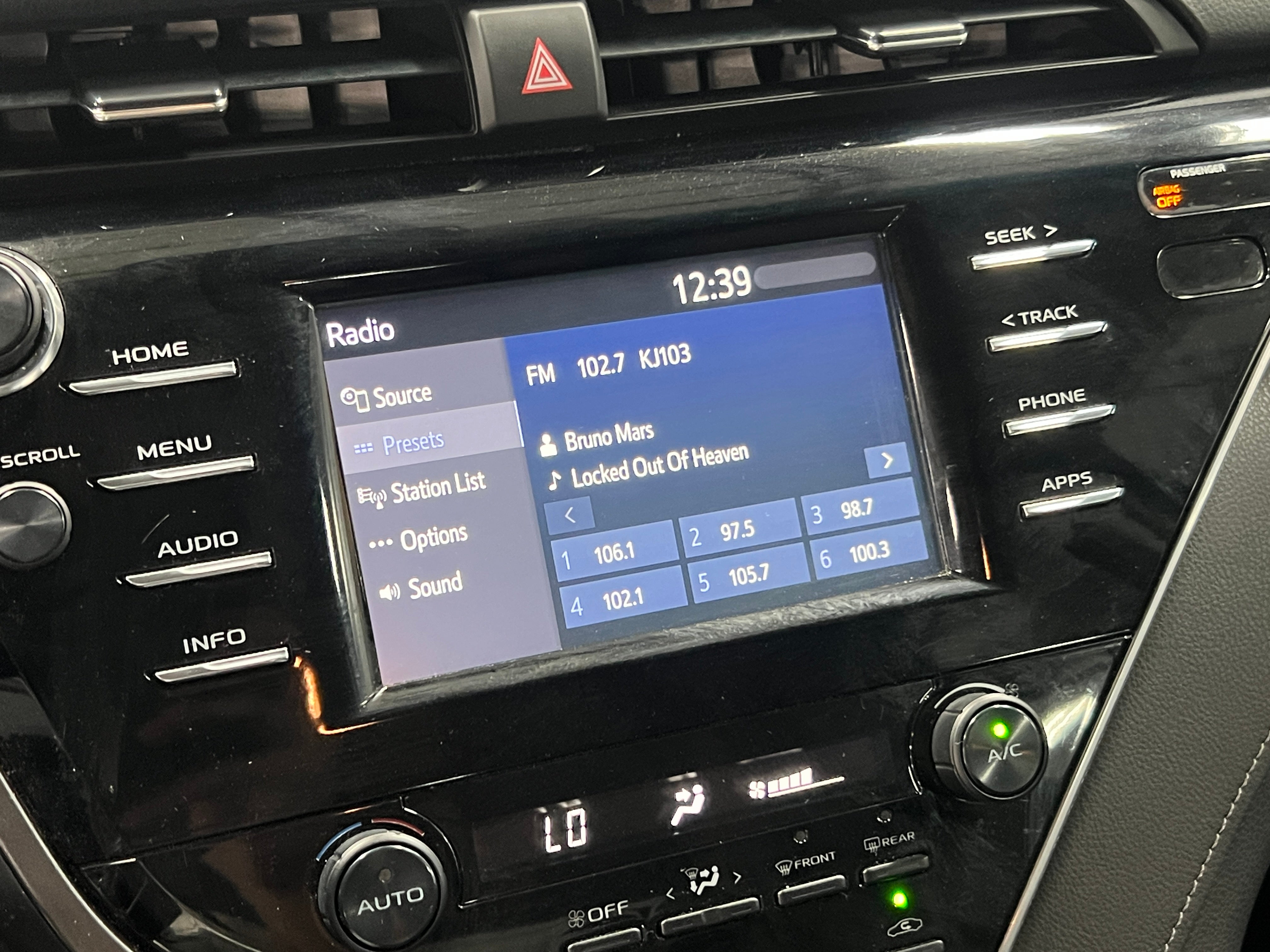2018 Toyota Camry SE 3