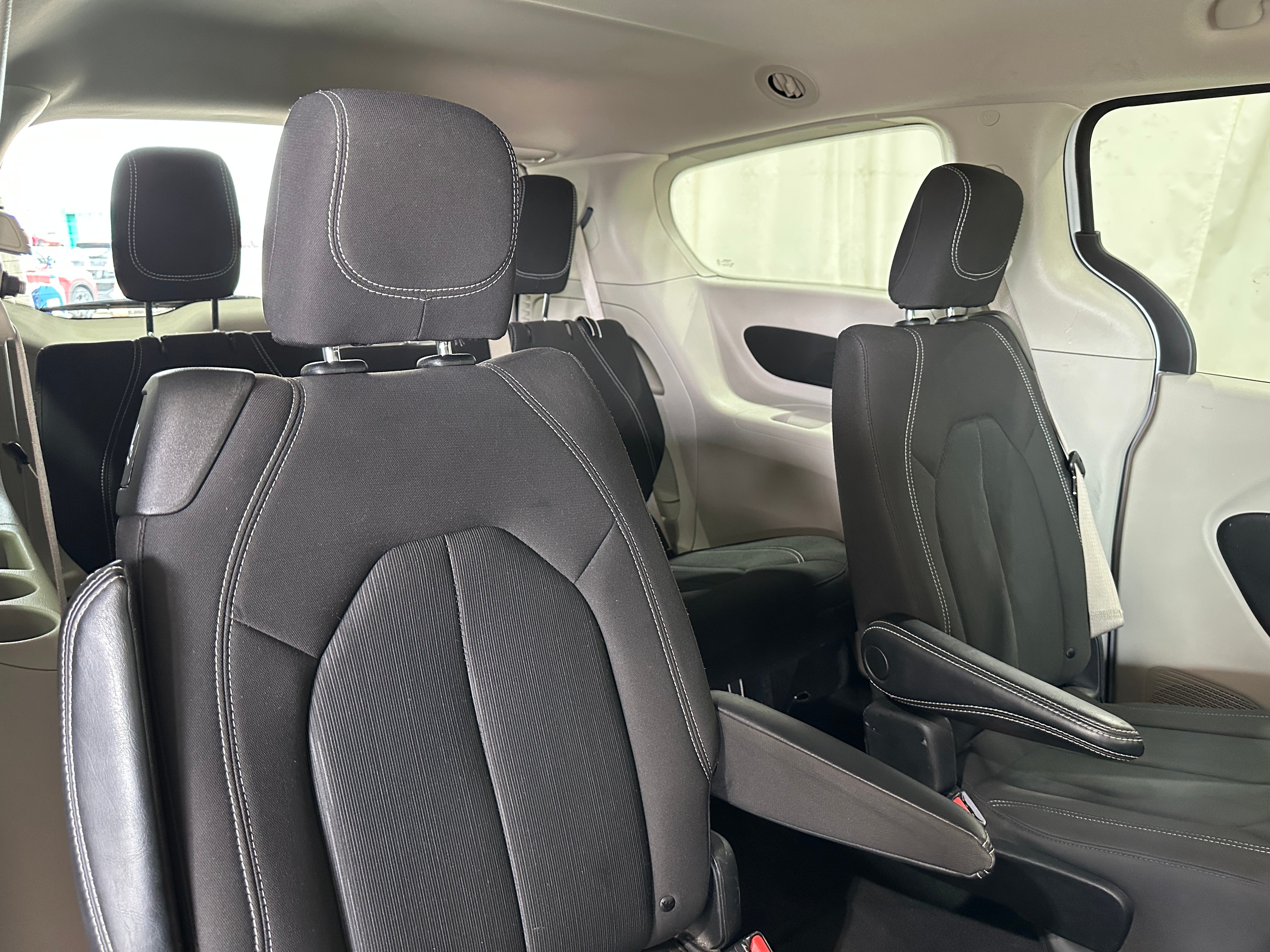 2023 Chrysler Voyager LX 5