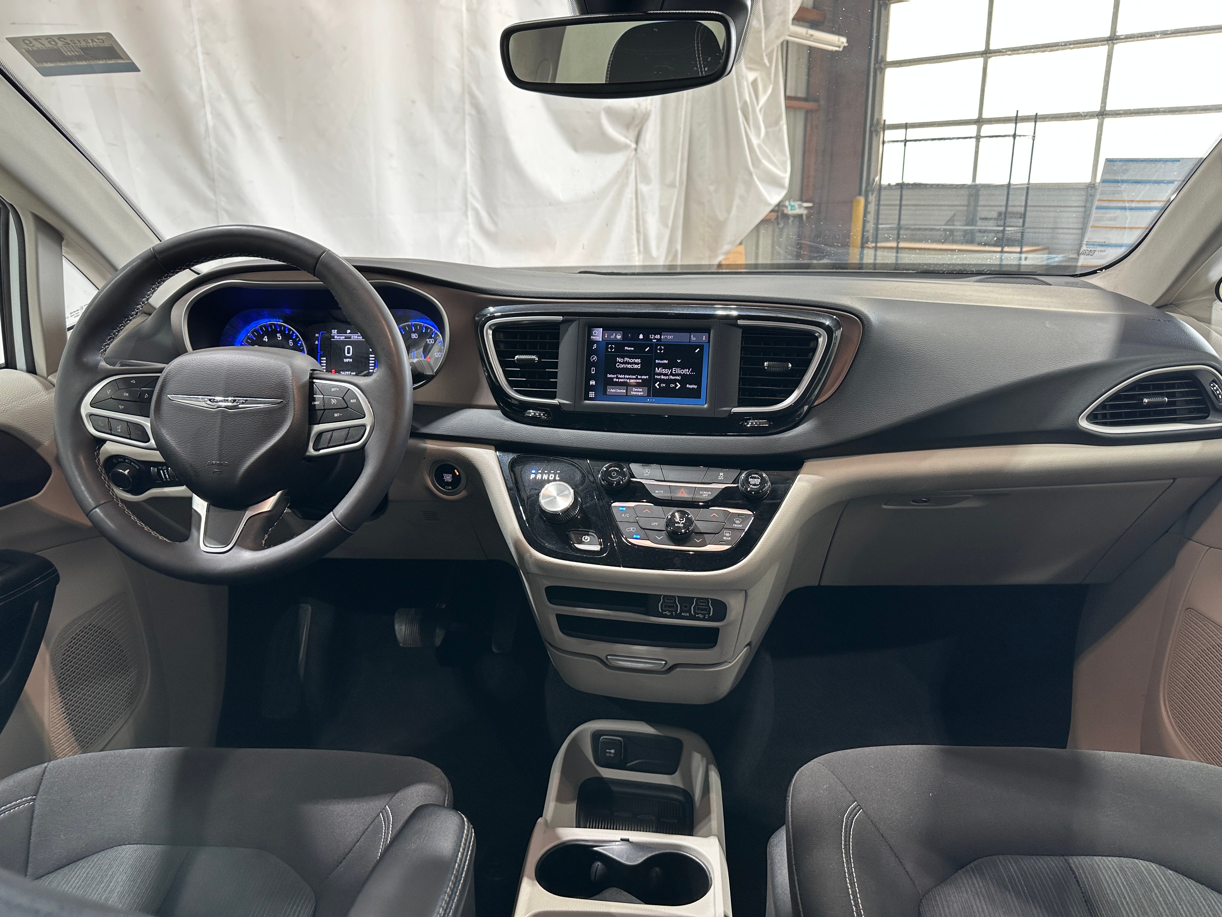 2023 Chrysler Voyager LX 2