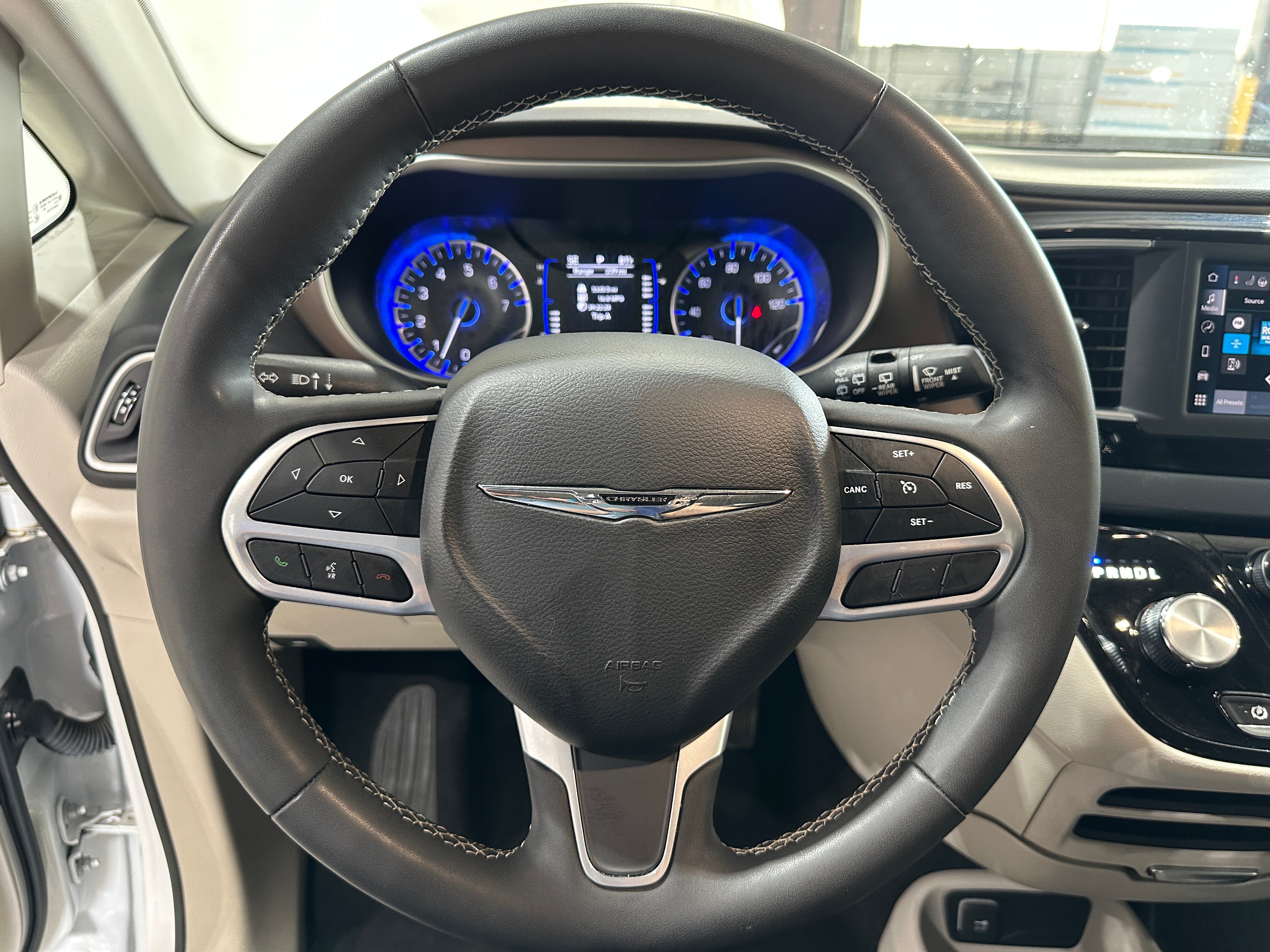 2023 Chrysler Voyager LX 4