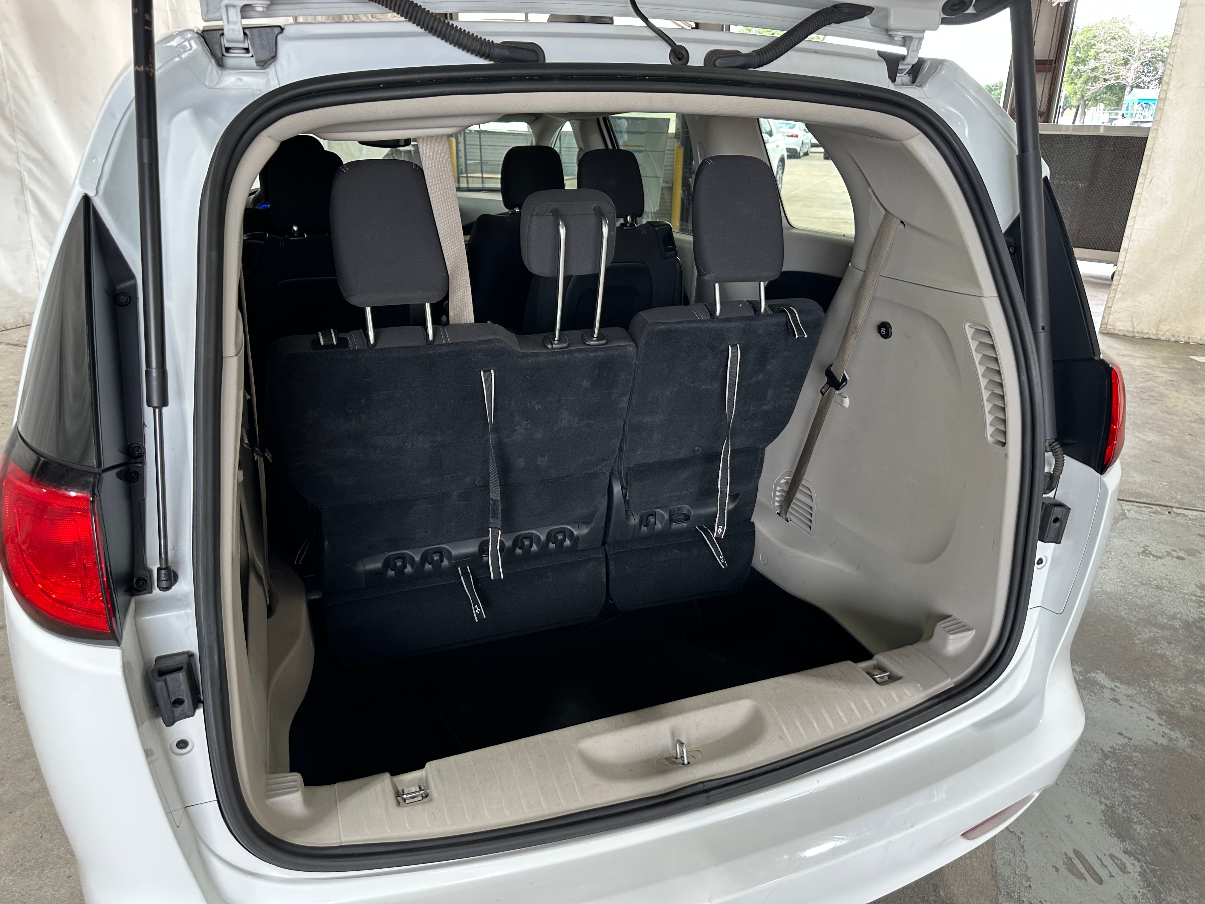 2023 Chrysler Voyager LX 6