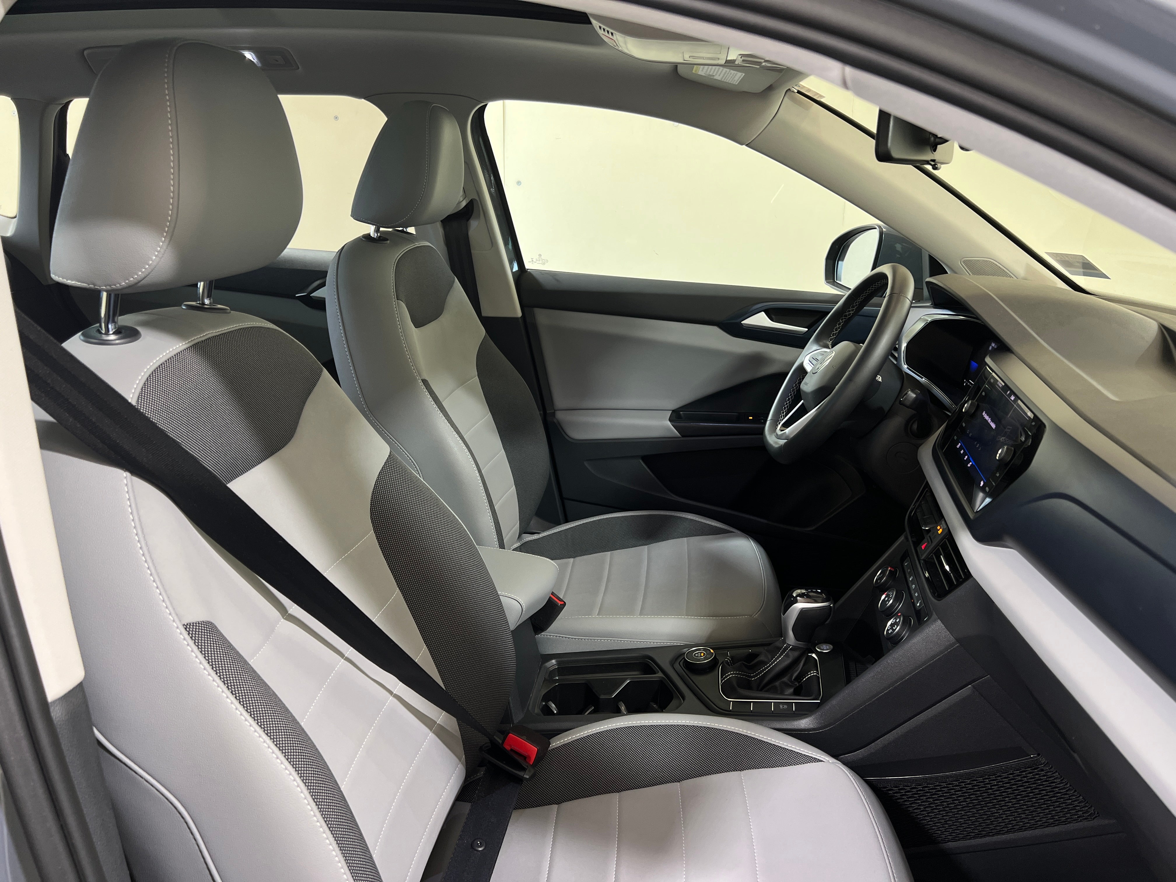 2022 Volkswagen Taos SE 2