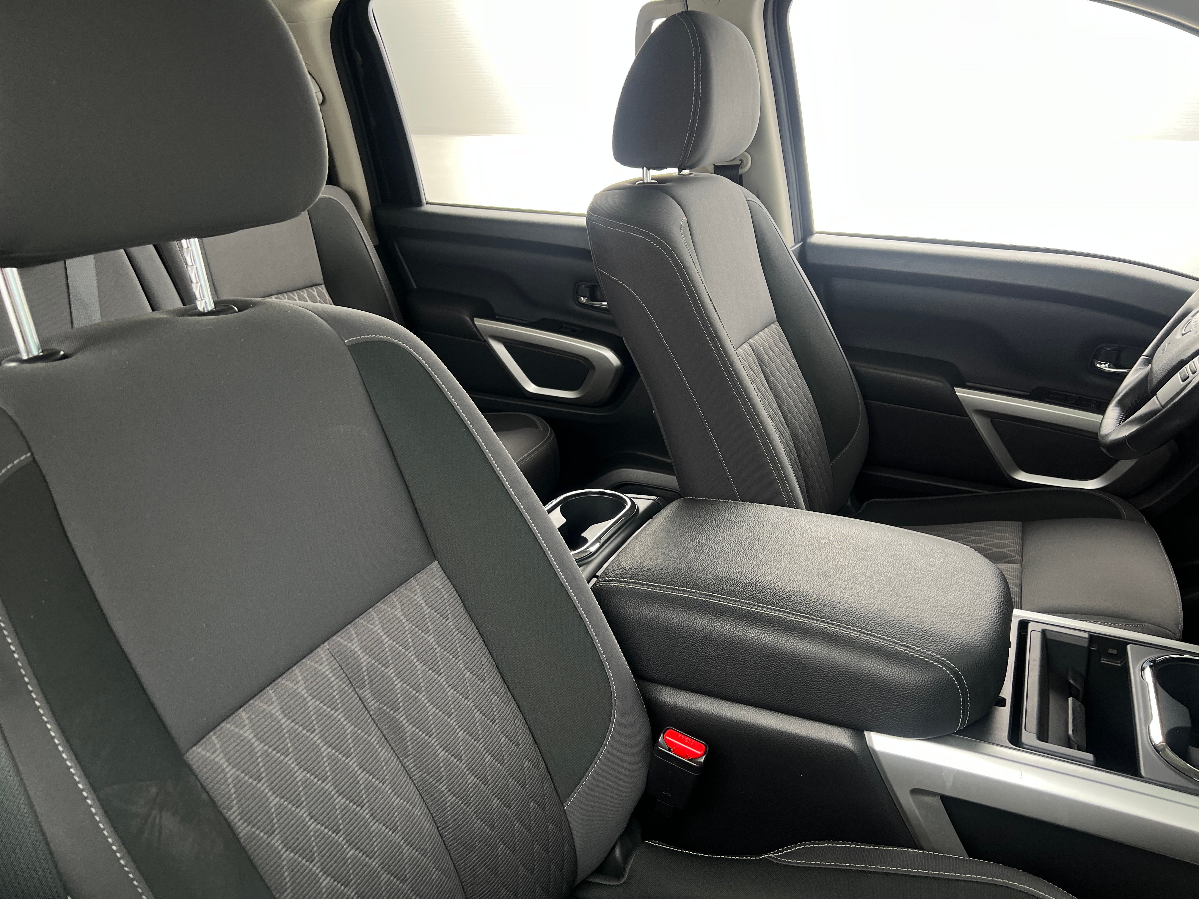 2023 Nissan Titan SV 2