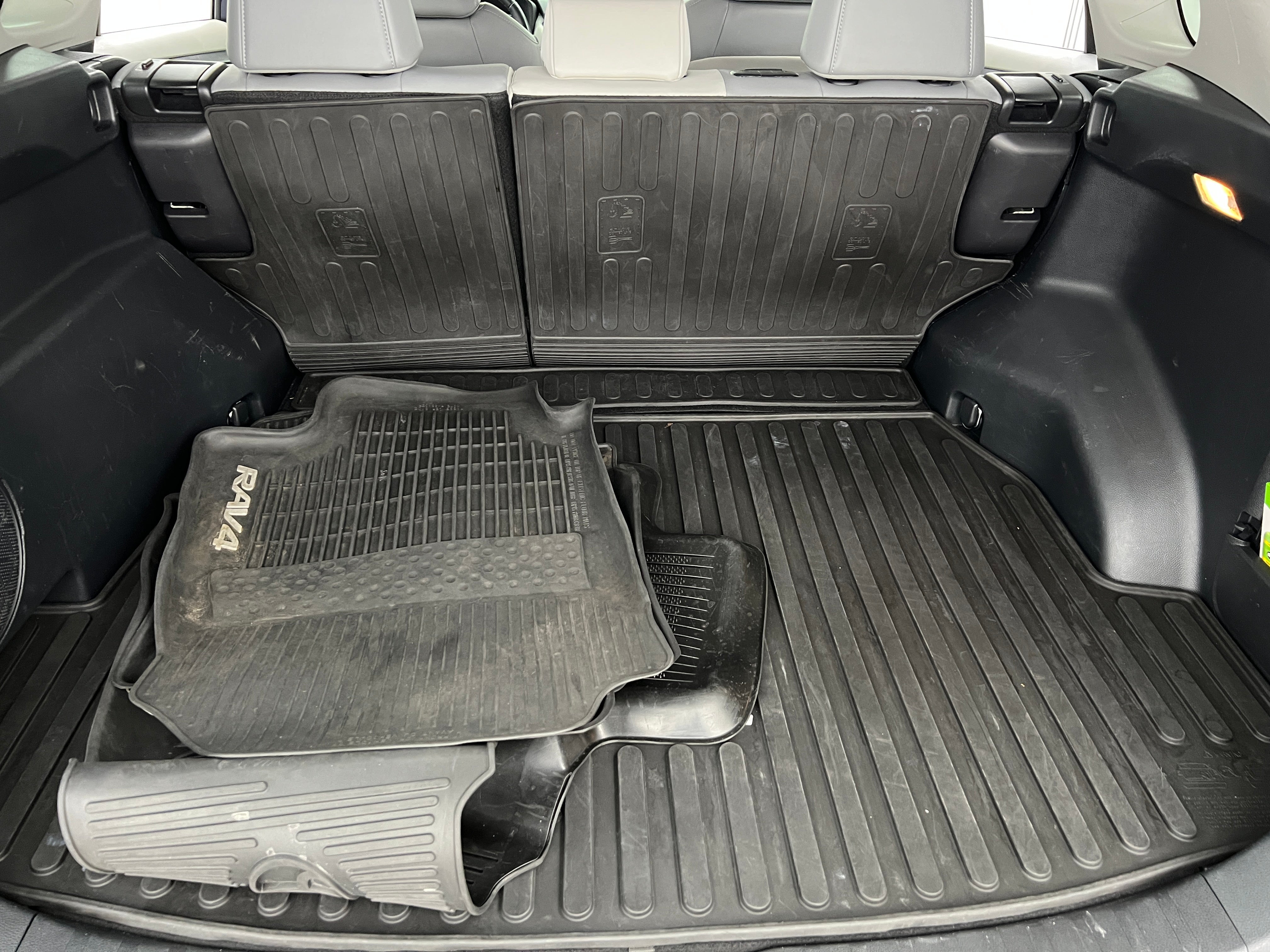 2019 Toyota RAV4 XLE Premium 6
